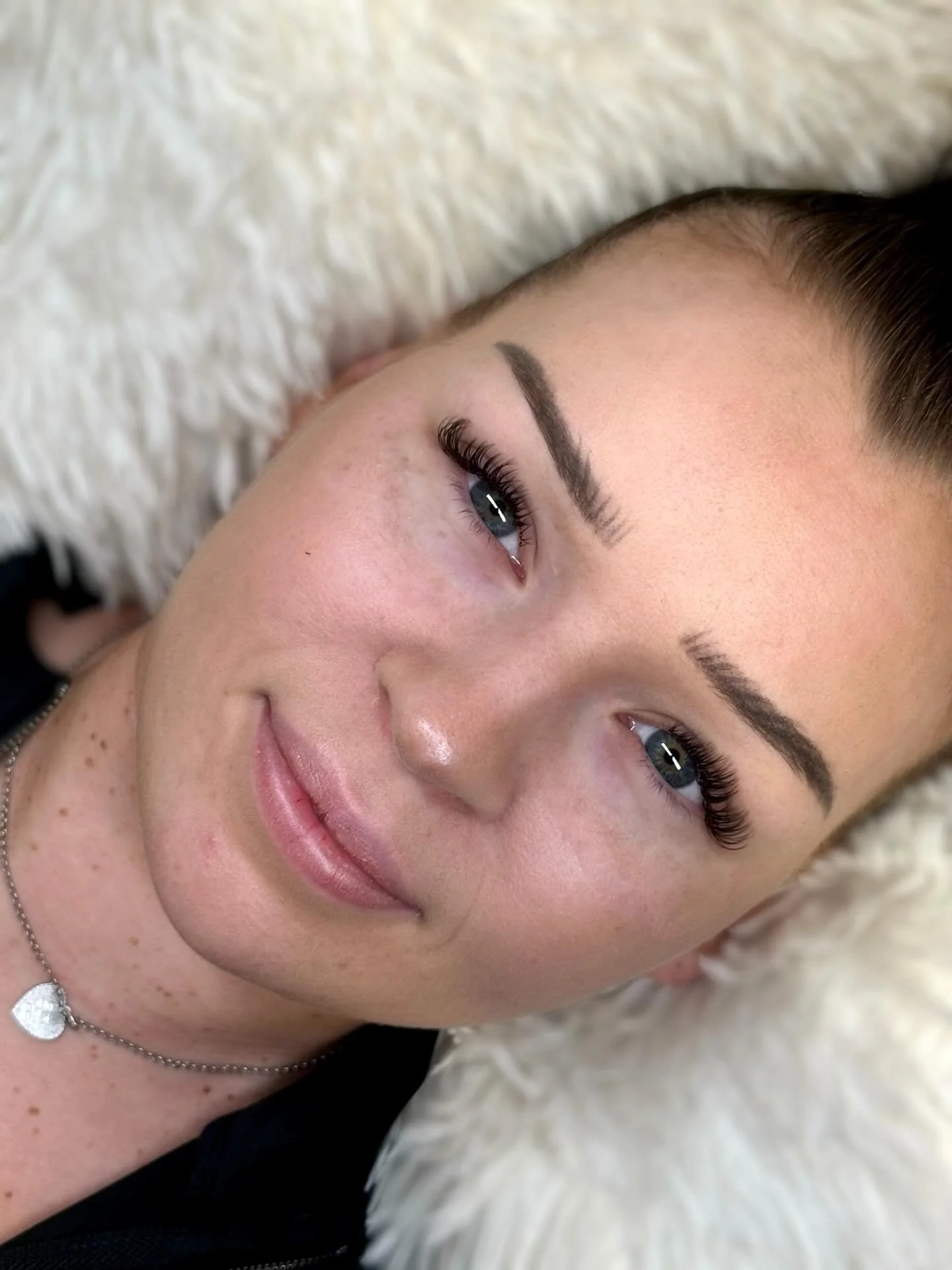 Tumman ruskeat ripset on meid&auml;n teknikoiden yks lemppareista 🤎 

Tekij&auml;: Sara

#ripsettampere #ripsienpidennyksettampere