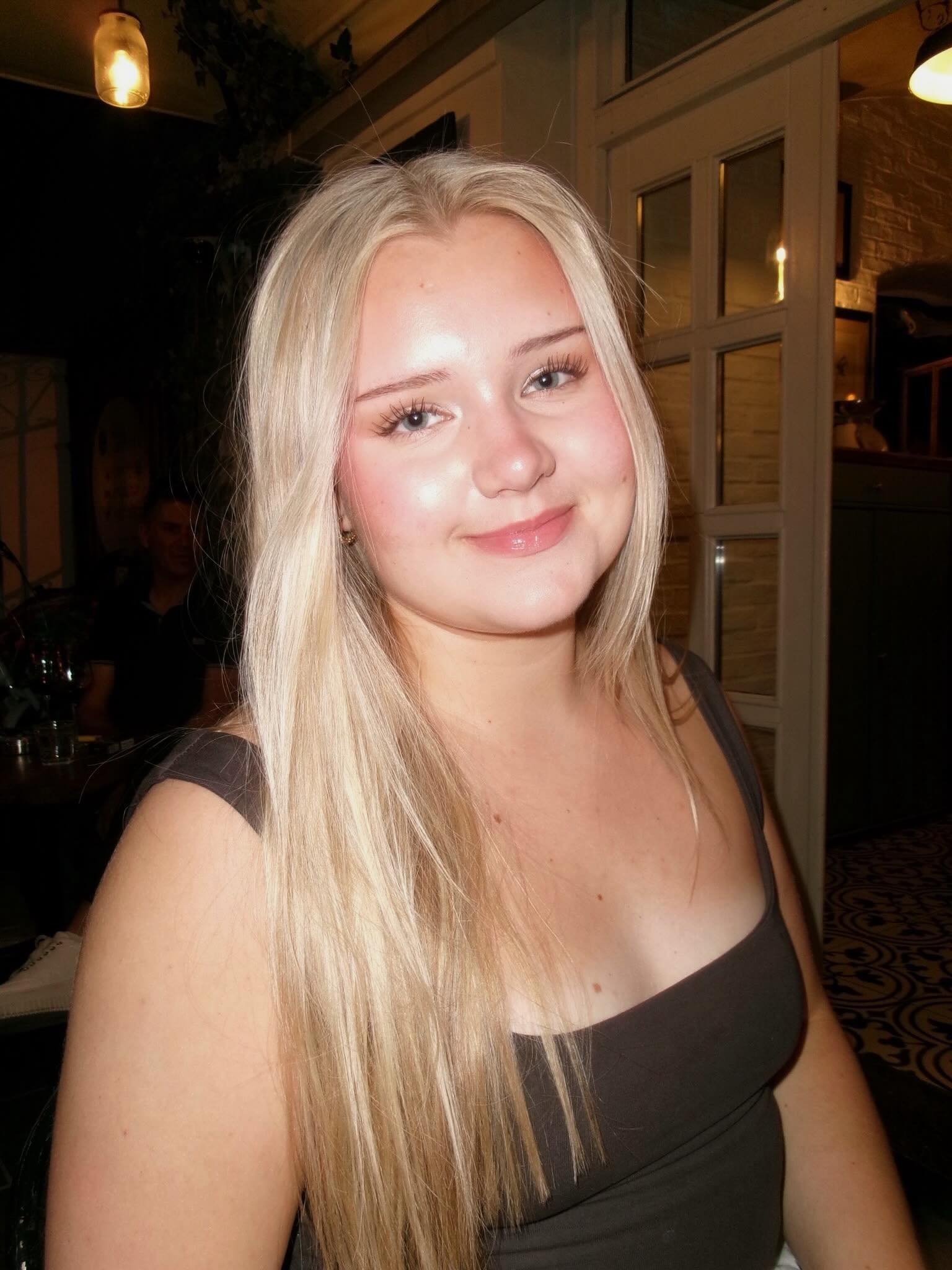Ihania uutisia! 💘

Studio Been tiimi kasvaa elokuussa, kun meille aloittaa uusi kynsiteknikko Henni:

Moi!

Oon Henni 19-vuotias kynsiteknikko ja tuleva tamperelainen. Oon tehny kynsi&auml; jo useamman vuoden ja sertifikaatin sain viime vuonna 💅🏻
