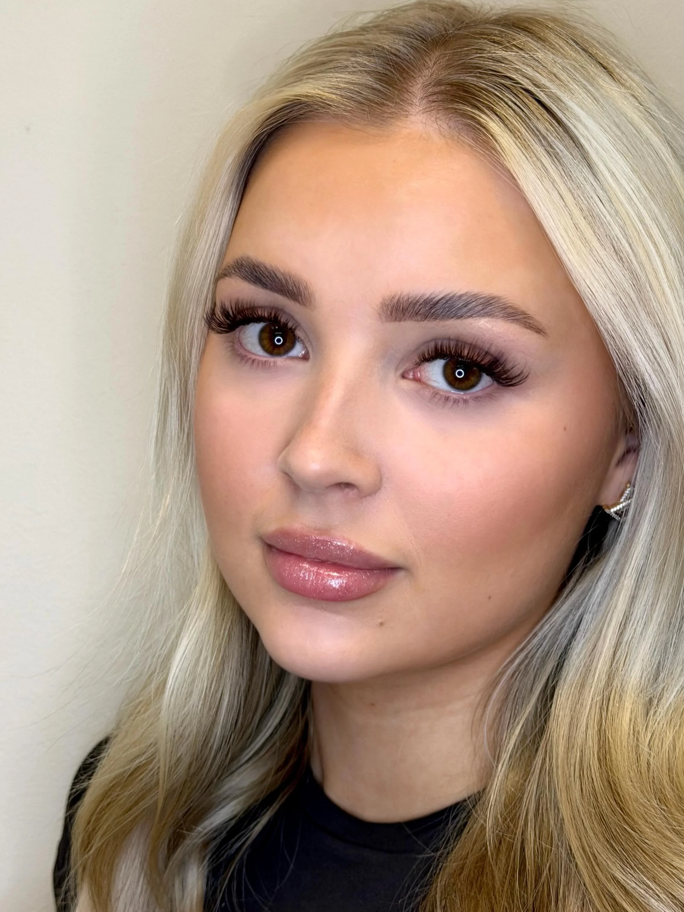 Erilaiset wet- ja angel lookit kuuluu meid&auml;n teknikoiden vahvuuksiin, ja niit&auml; meneekin Studiolla eniten! Jokainen setti suunnitellaan aina asiakkaan omiin piirteisiin ja tyyliin sopivaksi. 🤎