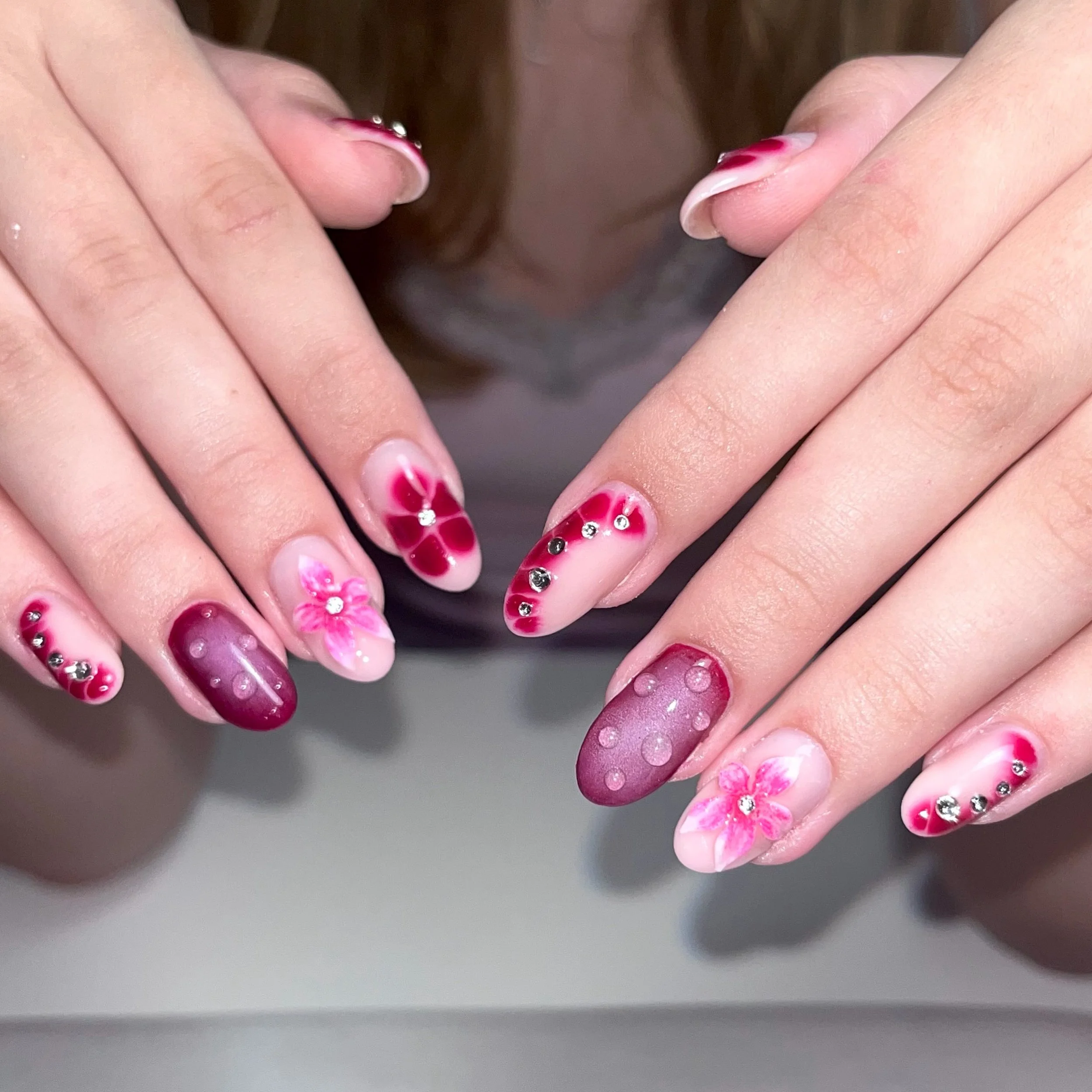 Henni on nyt avannut elo- ja syyskuun ajat varattavaksi! 💅🏼✨

Henni aloittaa meill&auml; Studio Beell&auml; elokuussa ja ajanvaraus on nyt auki ensimm&auml;isille asiakkaille 🤍

Aloituksen kunniaksi Hennin palvelut ovat tutustumishinnoin -10&euro;