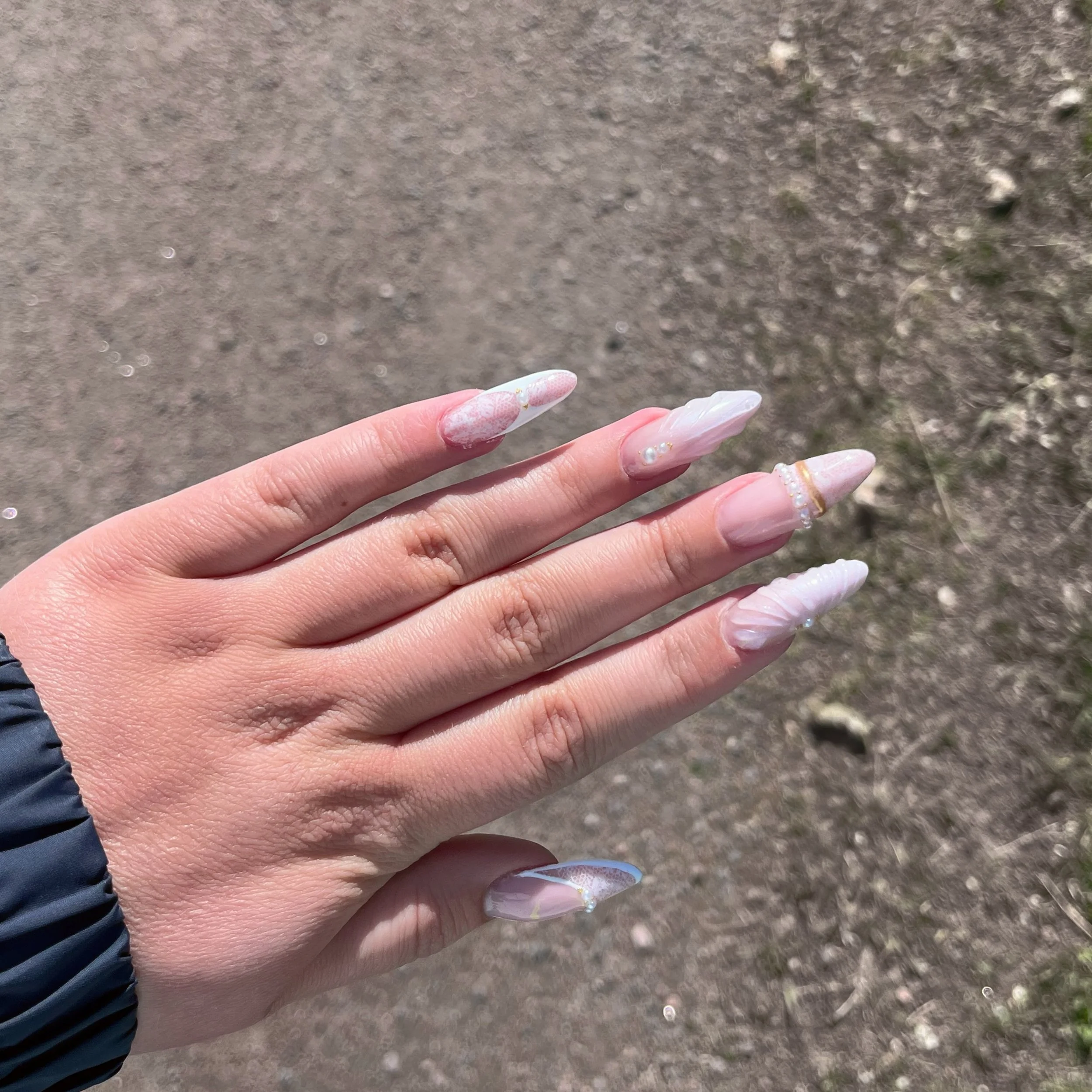 Henni teki taas taikojaan ✨💅🏼

Jos kaipaat uusia kynsi&auml;, Hennille p&auml;&auml;set varaamaan ajan Studio Beelle biossa olevan ajanvarauksen kautta 🩷

#rakennekynnettampere #kynnettampere