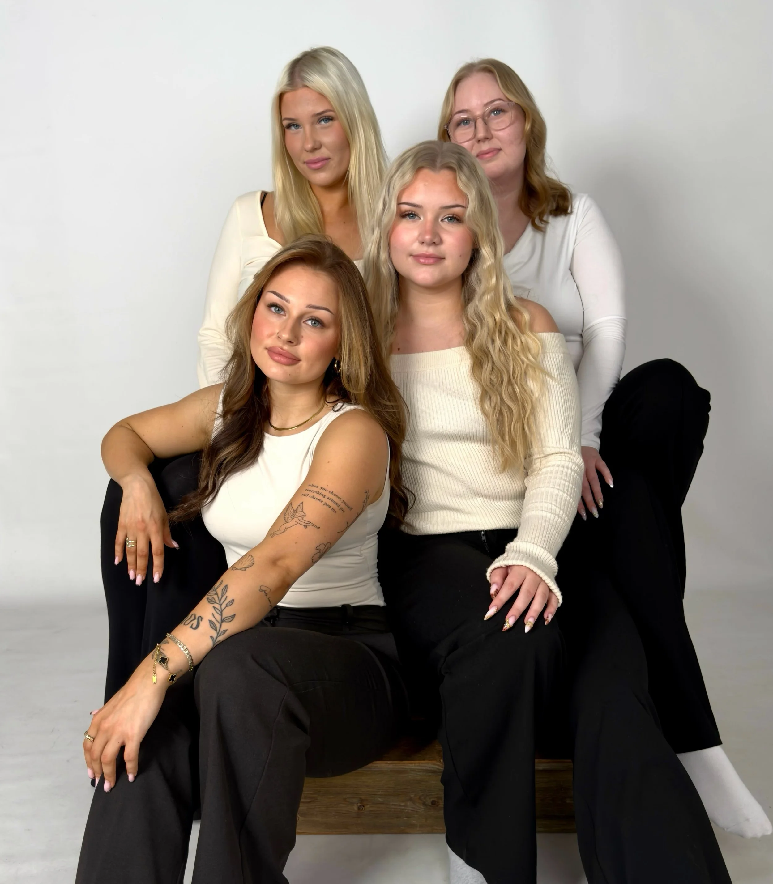 Meet the Bee Team 🤎

Studio Been tiimi koostuu ripsi- ja kynsialan ammattilaisista, joista jokainen tekee omaa juttuaan omalla tyylill&auml;&auml;n. 🫶🏼 Meilt&auml; l&ouml;ytyy osaamista moneen, ja t&auml;rkeint&auml; meille on ett&auml; jokainen v