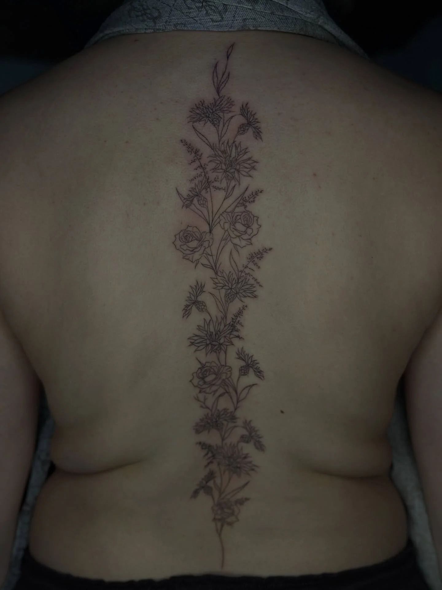A floral spine piece designed with space in mind &mdash; soft, minimal, and flowing naturally along the back.
Each element placed to let the skin breathe, creating a calm and balanced composition.

Less density, more intention.

Thank you for trustin