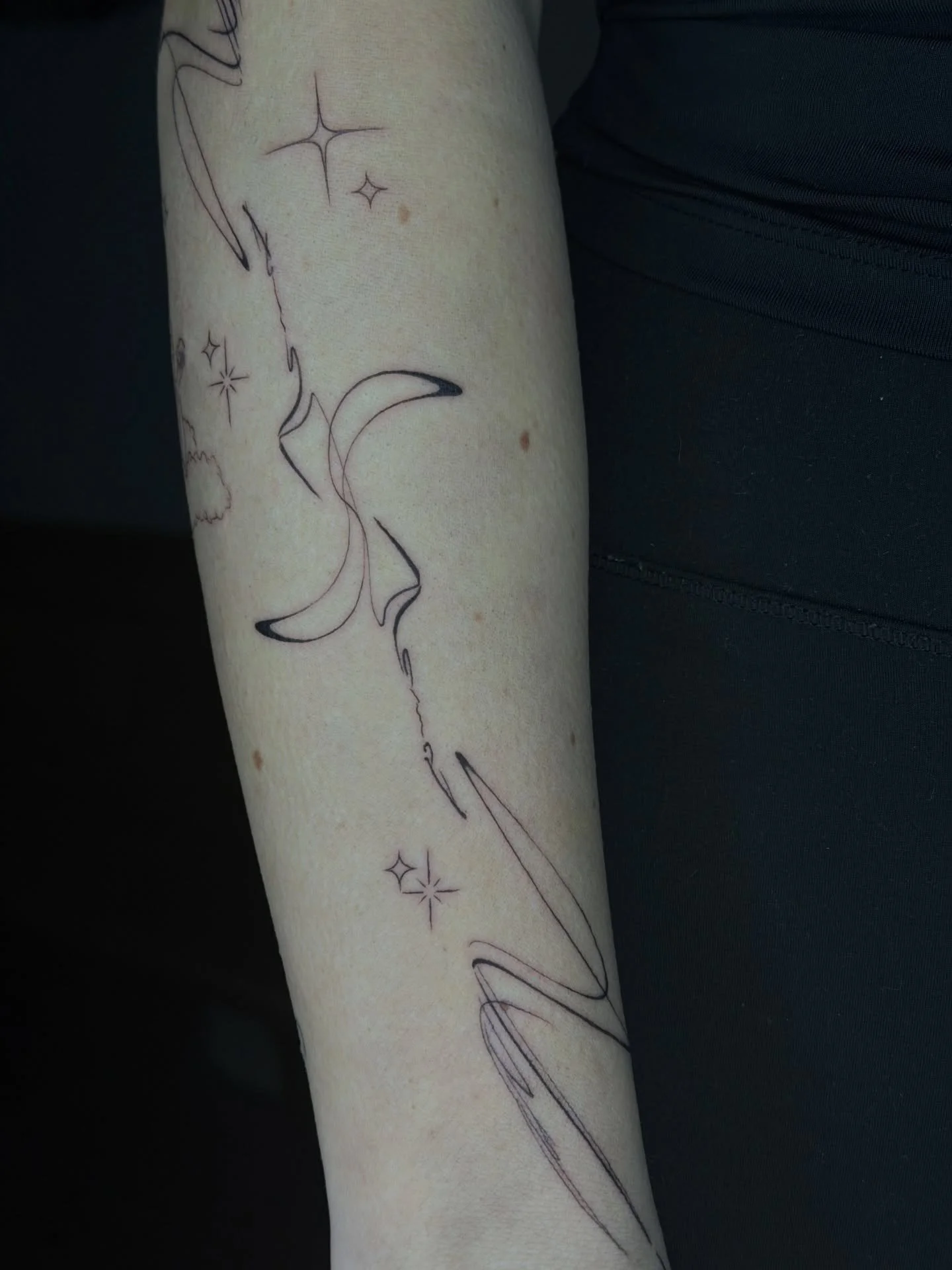 A small moment of the sleeve &mdash; a closer look at the abstract calligraphy lines.
Fine line flow, delicate movement, and details that make the whole piece feel alive.

Sometimes the beauty is in the quiet details.

Thank you for trusting me with 