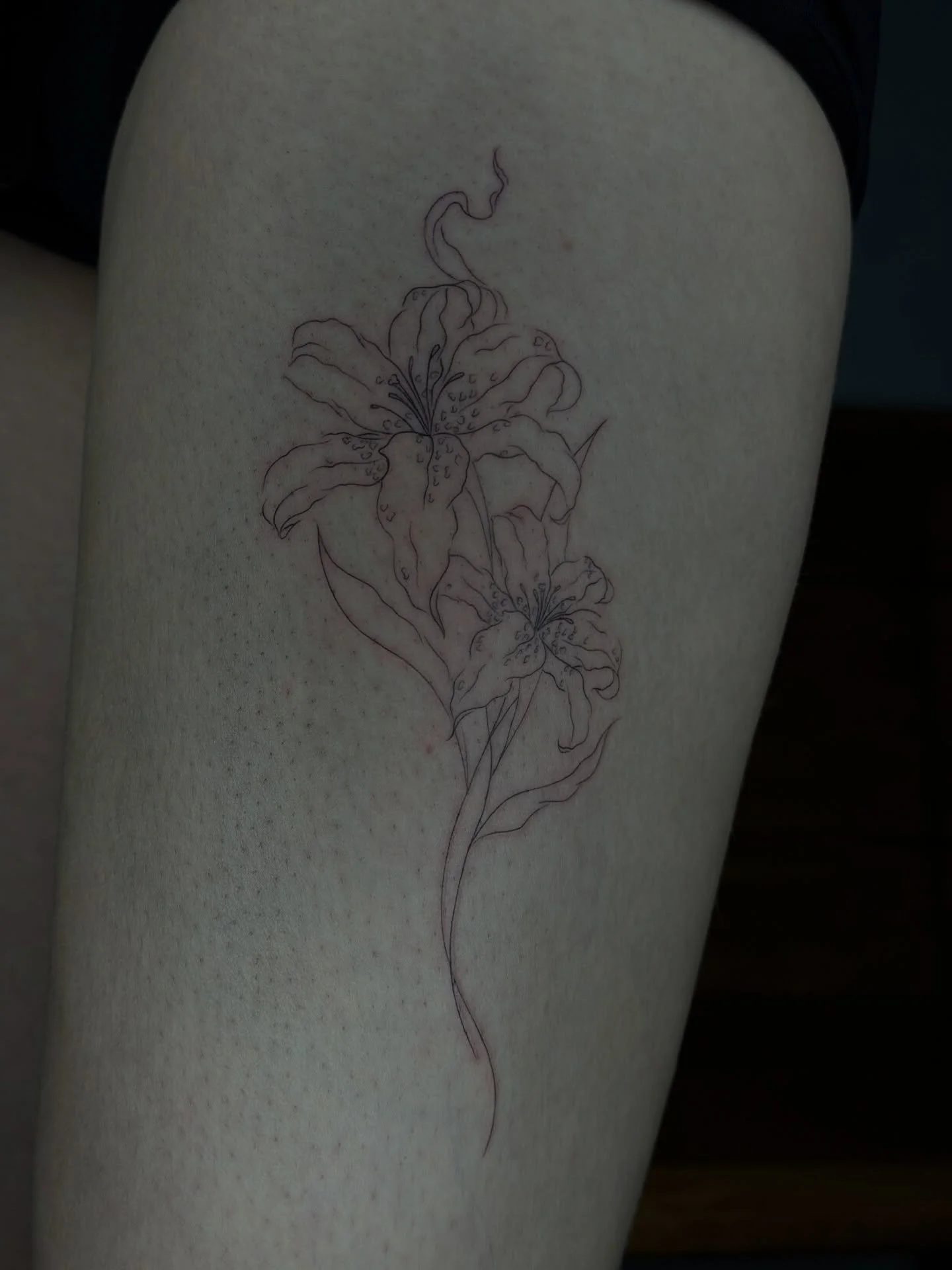 elegant lilies captured in fine lines.
Soft, timeless, and flowing naturally with the body.

Thank you for trusting me with this floral piece 🤍

#femaletattooartist #solothurntattoo #bielbiennetattoo #tattoosofinstagram #berntattoo