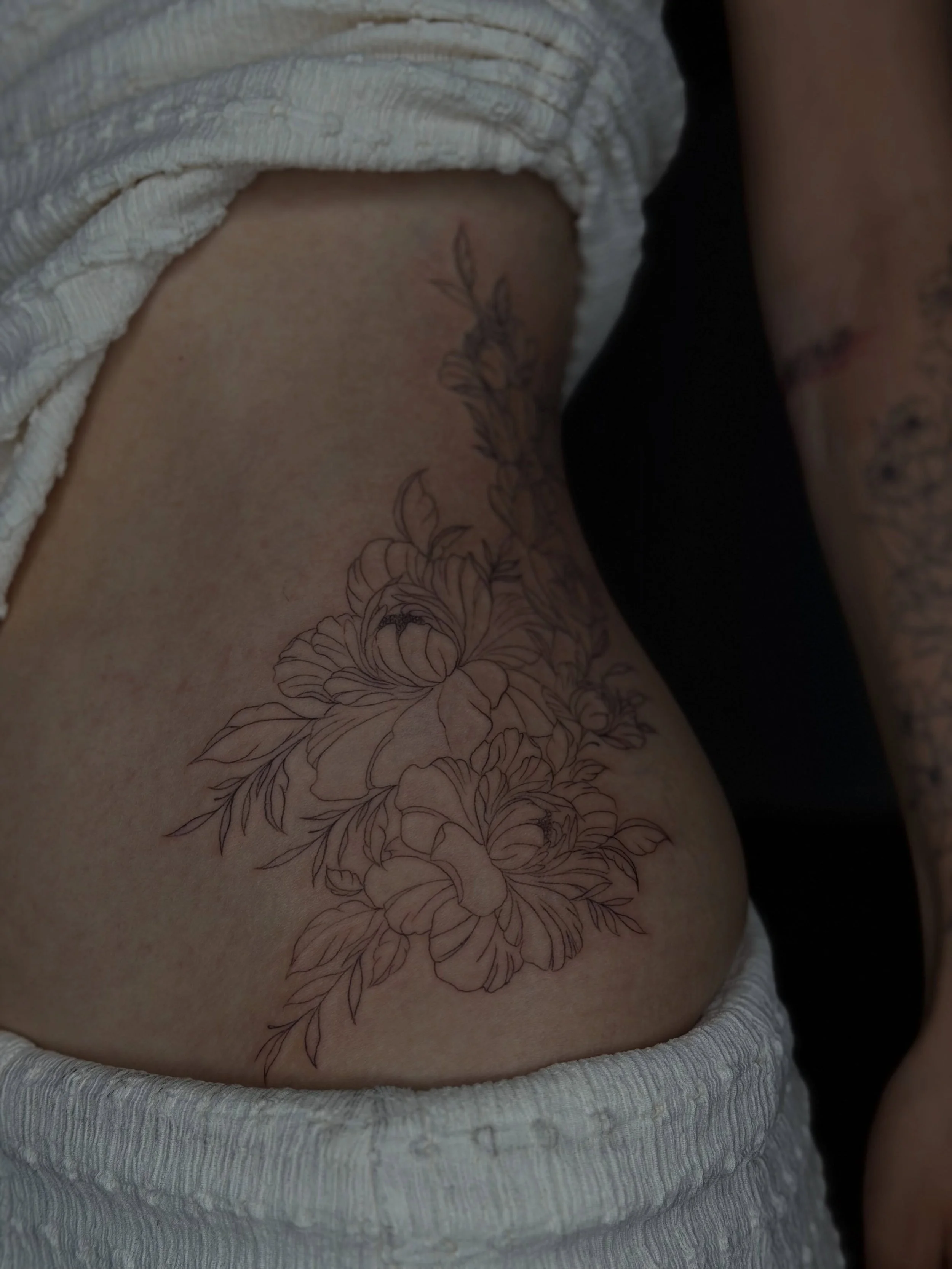 A floral waist piece designed to flow with the body, not against it. ✨

I love creating designs that enhance natural shapes and movement, making the tattoo feel like it was always meant to be there.

Soft, elegant, and perfectly placed to complement 