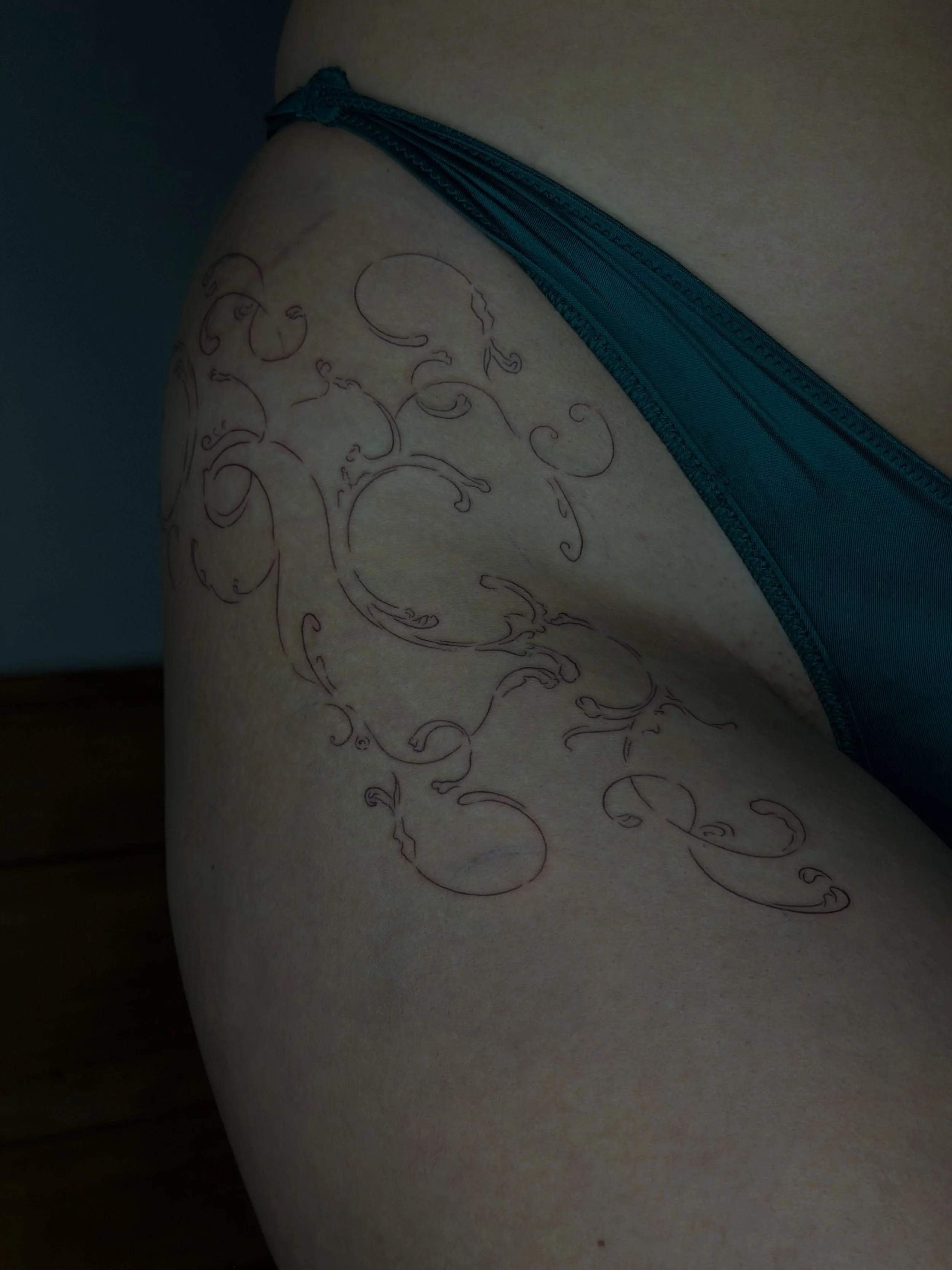 A little different from what I usually create ✨

This piece blends baroque-inspired shapes with freestyle movement and abstract linework, creating something that feels both ornamental and fluid at the same time.

Designed to follow and enhance the na