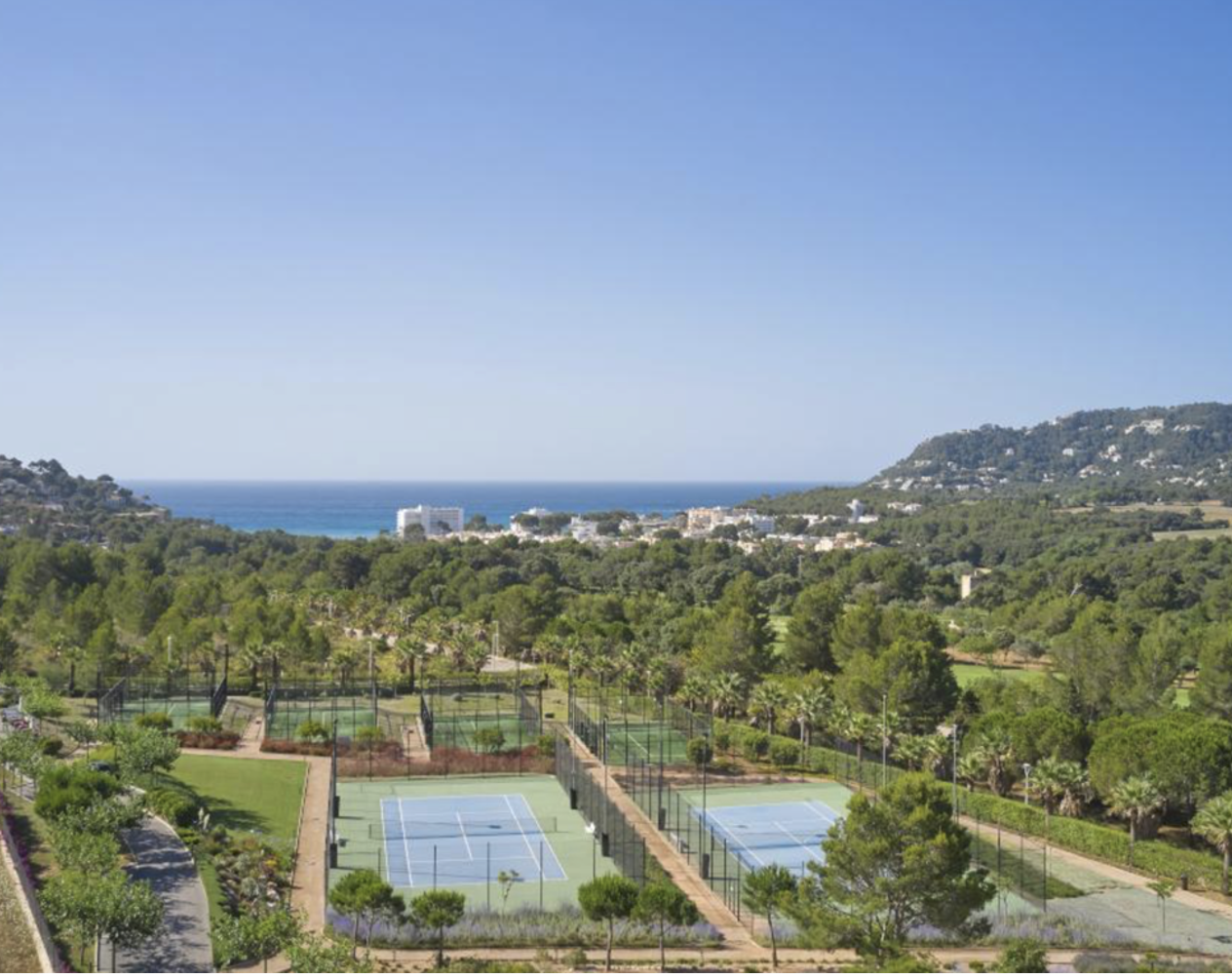 Sportclub in Natur mit Meerblick