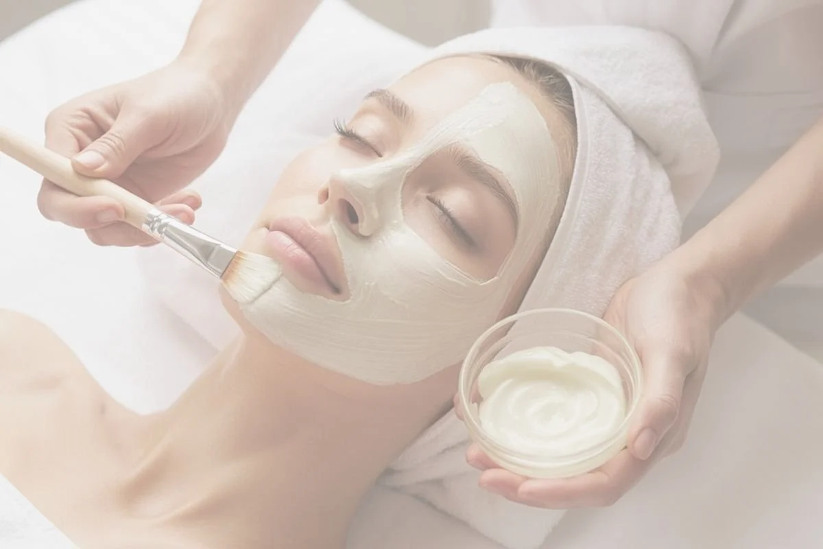 Facial treatment with mask application for skin hydration and glow