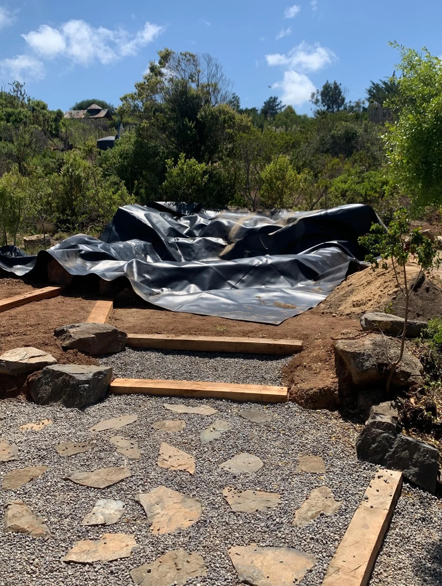 .
Estamos trabajando en la etapa 2 de este lindo proyecto.

Agregamos un estanque de agua para darle un nuevo aire al lugar! 🙌🏽