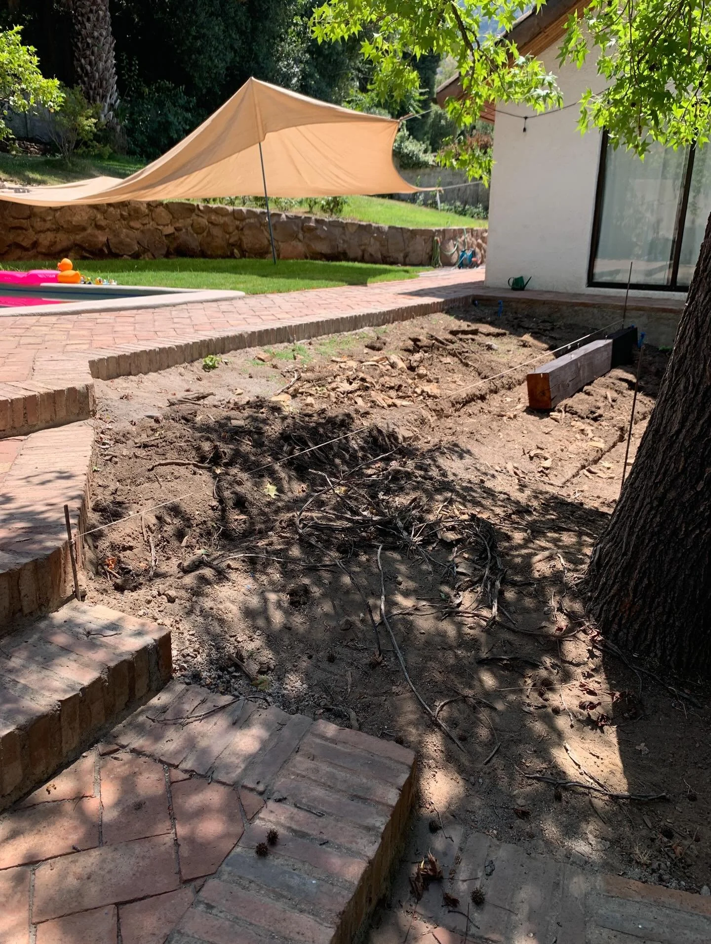 .
🌱 Hemos estado trabajando en un jardin complejo&hellip; 

Mucha pendiente para el traslado de materiales, pero de a poco se van viendo los resultados 💪🏽.

La &uacute;ltima parte antes de plantar, es generar jardineras con durmientes para poder m