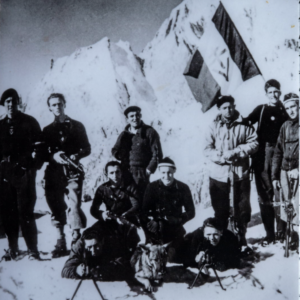 Émile Allais on the right behind the machine gun near the Torino Hut in in 1944