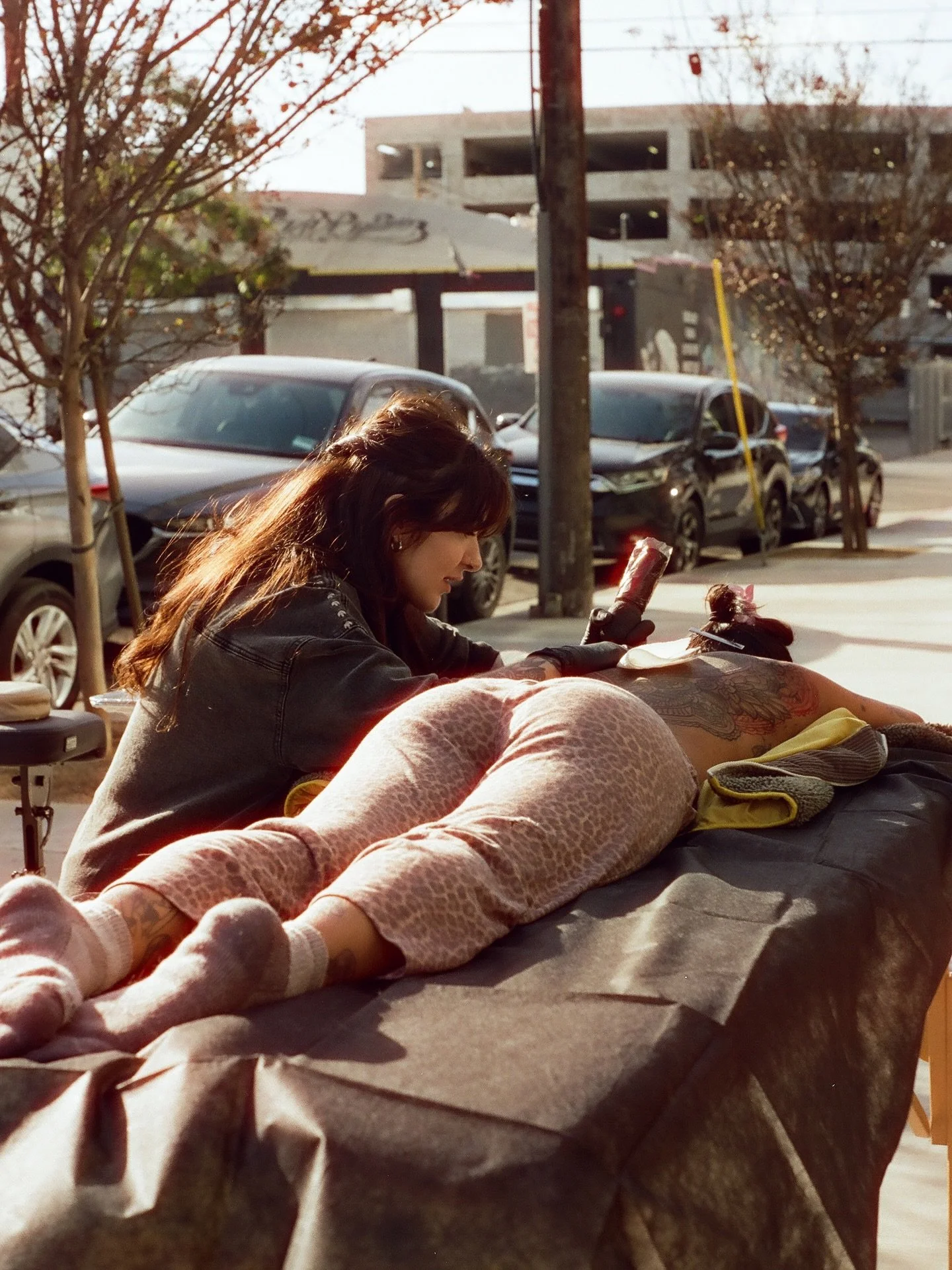 𝙇𝙤𝙨 𝘼𝙣𝙜𝙚𝙡𝙚𝙨
Last day of my guest spot, @lepapillon.studio flooded - right in the middle of lining Jessica&rsquo;s back. So we turned lemons into wine and dragged the session outside. Sunshine tattoo by a bus stop&hellip; there&rsquo;s a fir