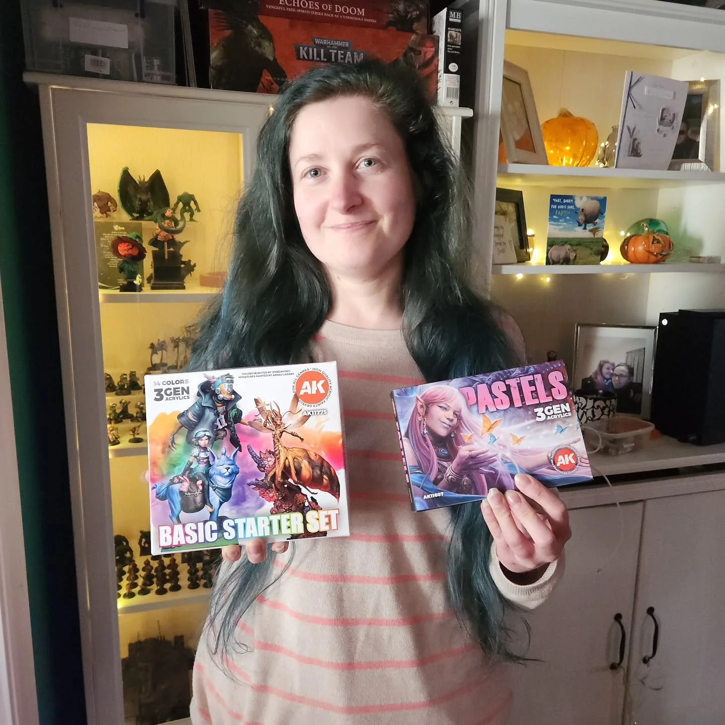 My Mrs is excited about painting her first ever model this weekend for a date night together🥰 She has been paint shopping and chosen these @akinteractive.official paints as her first paints to use☺️
Follow and like to see her progress getting into m