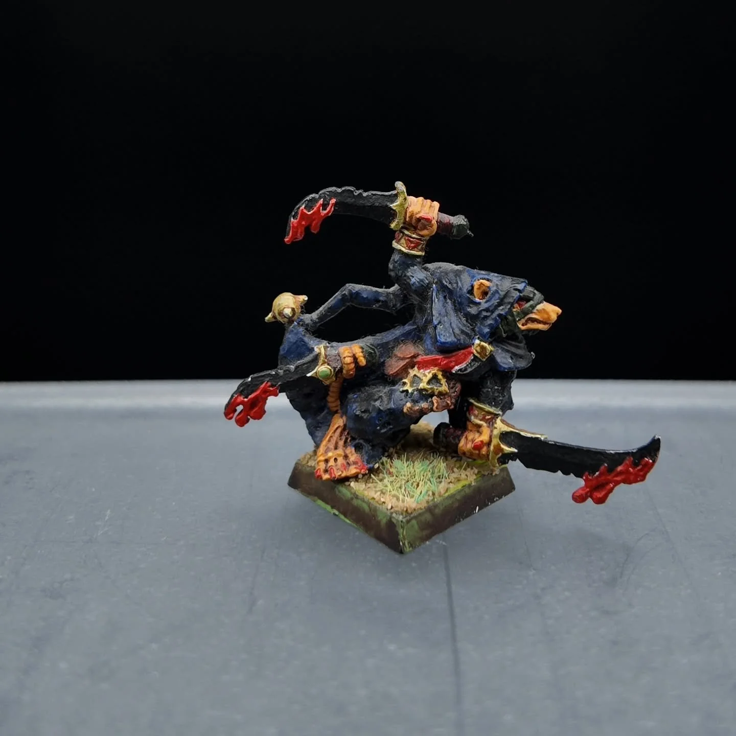 Sorry for not posting last week, I've torn my mcl and dislocated my knee so I've been out of commission and sofa bound 🙃 
So I thought I'd show you all the very first model I painted as a young lad, Deathmaster Snikch, I'd love to get this model aga