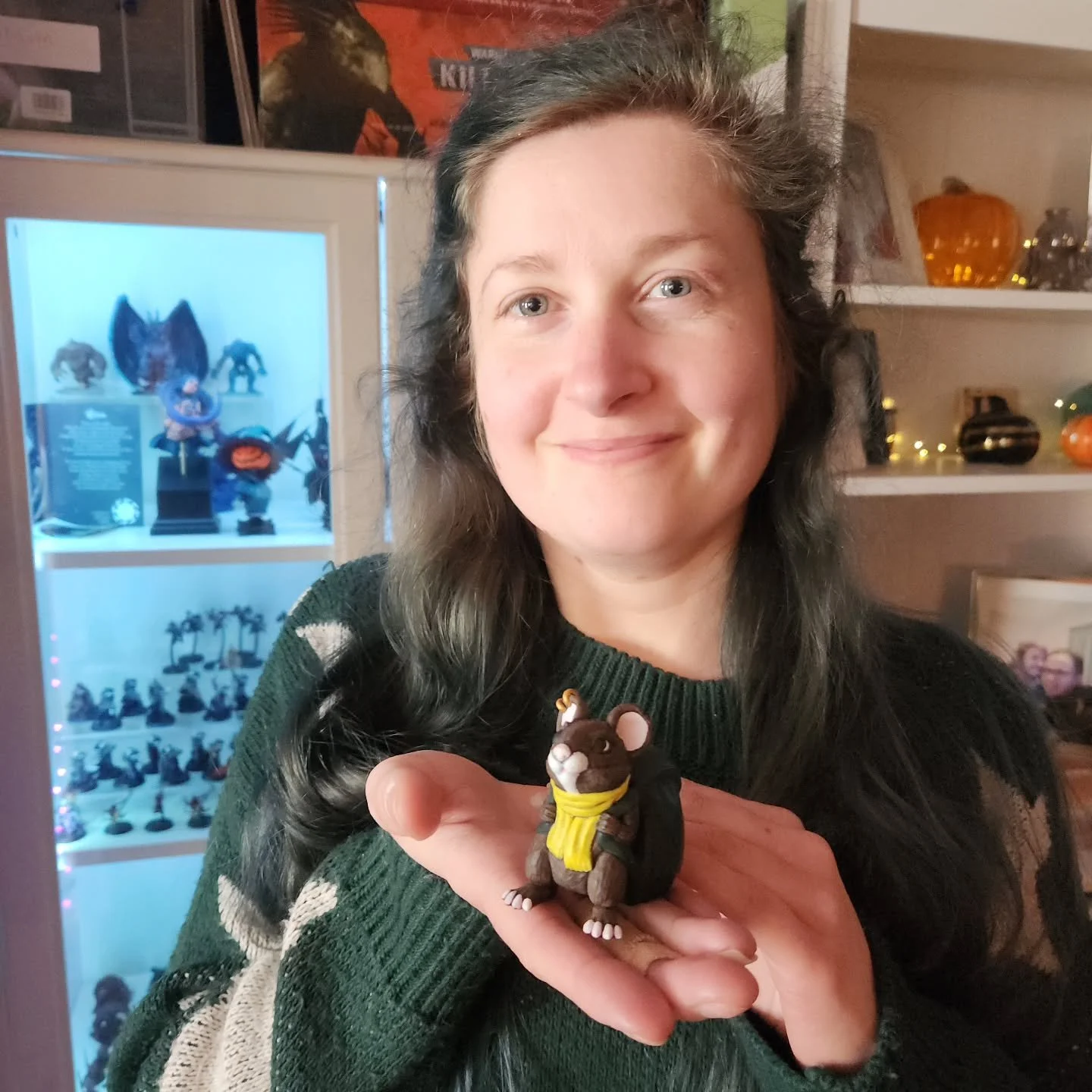 Here is my Mrs's first ever model fully painted🤗 I am so incredibly proud of her🖤 she has been a natural right from the start and took to it really well.
It was really nice to sit together painting and connecting through this hobby and I'm happy sh