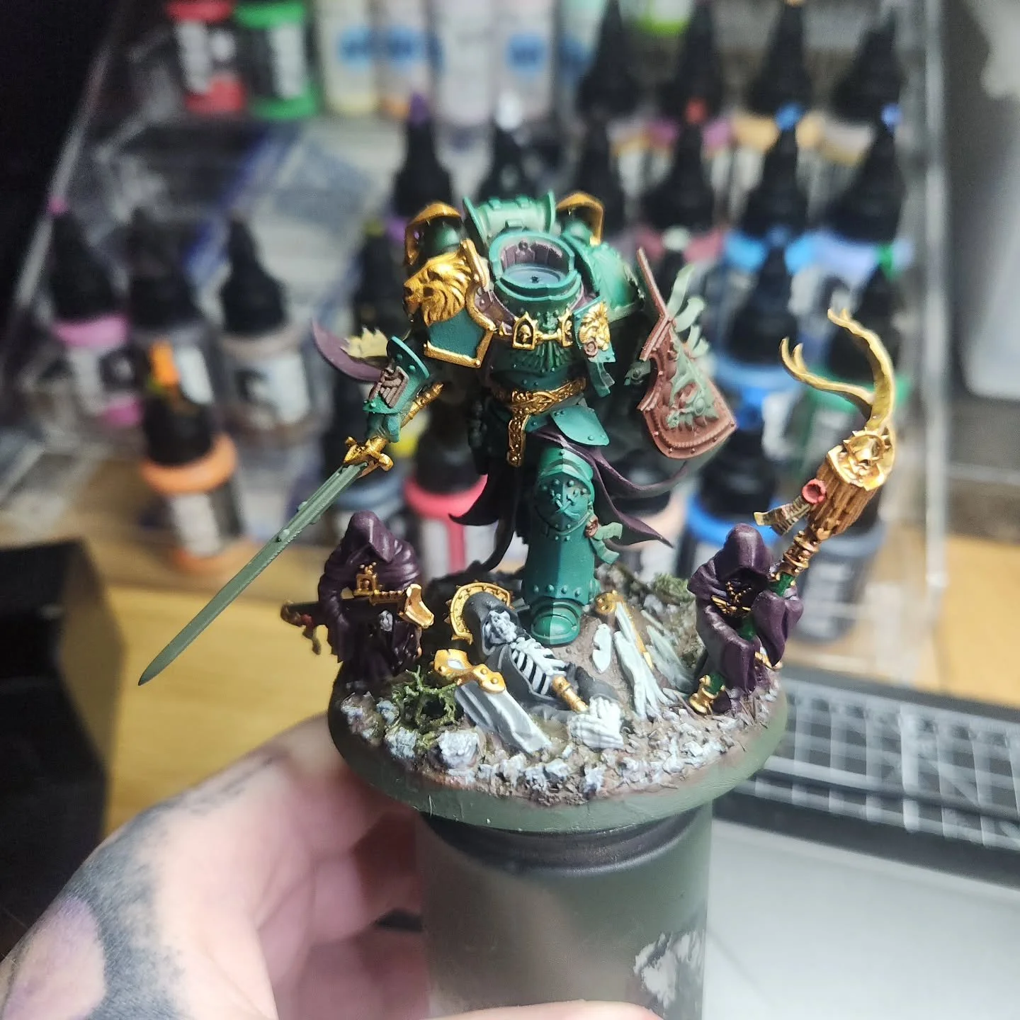 Decided to pick this project up again🤗 Here is some work in progress shots of Lion El'Jonson.
Enjoy🤗🖤

#warhammercomunity #warhammer40k #warhammer40kpainting #miniaturepainting #spacemarine