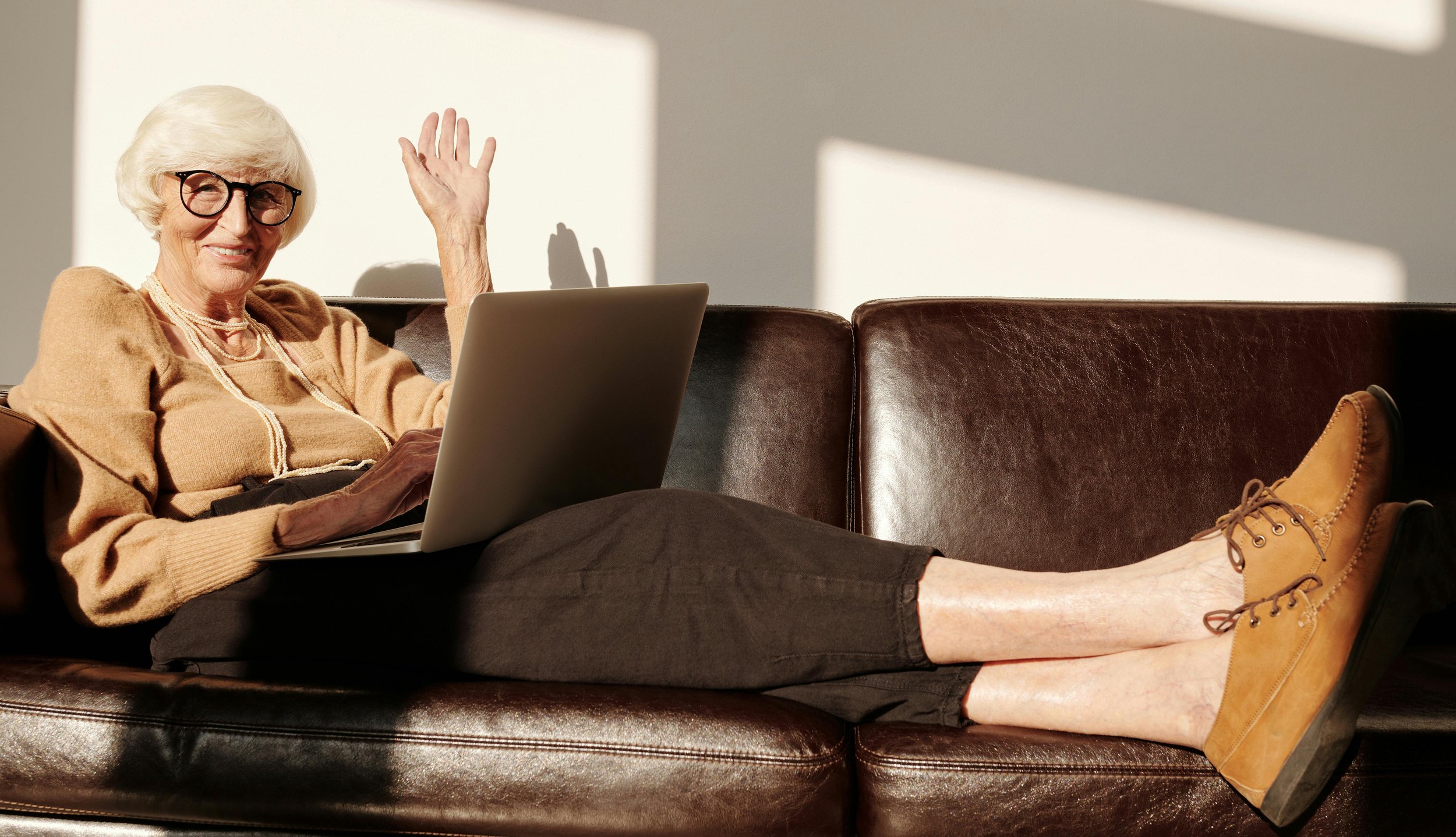 Senior woman in Honolulu using technology to manage her independent living via Easy Living Ohana.