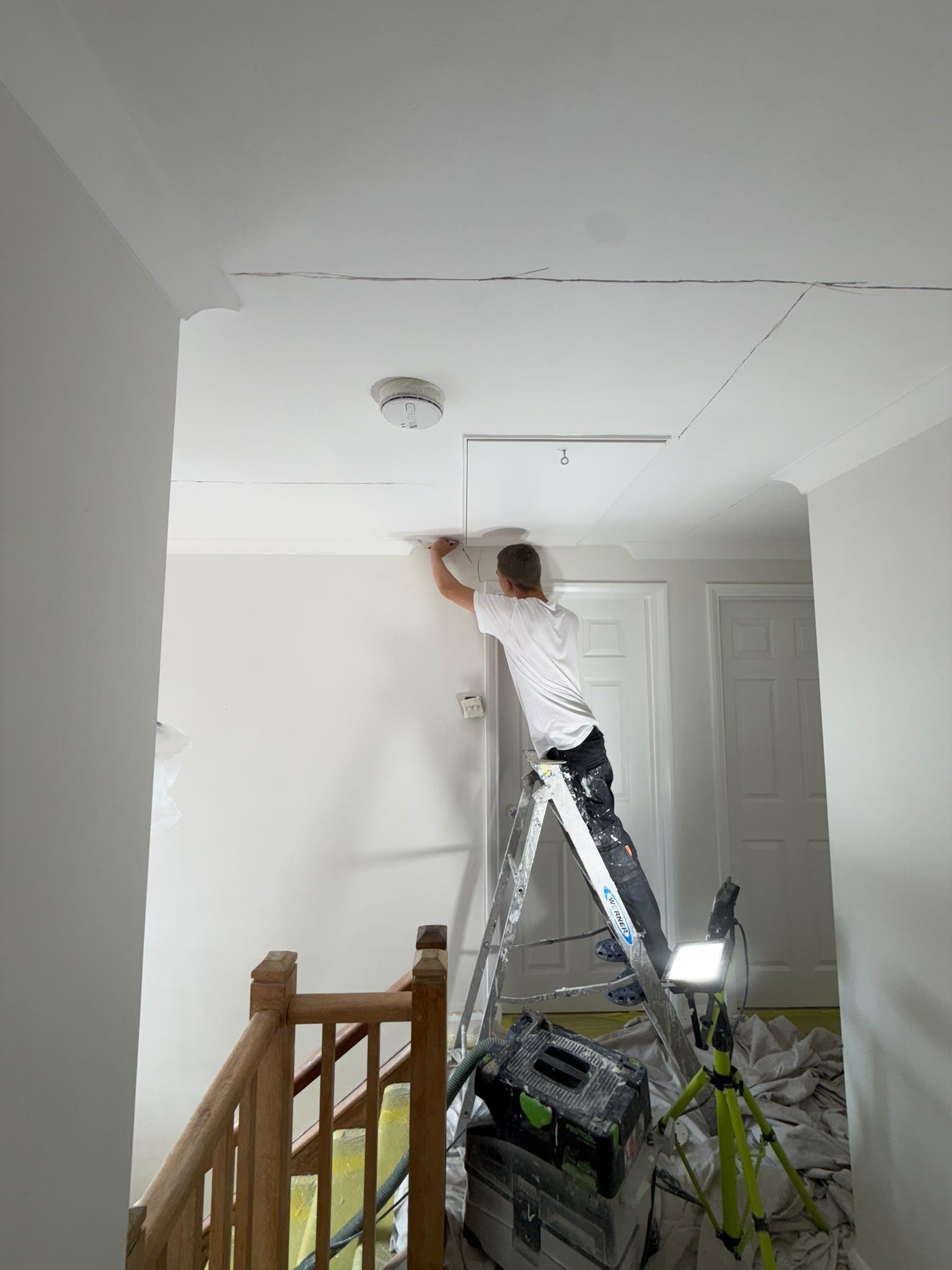 decorator-filling-ceiling-cracks-landing.jpg
