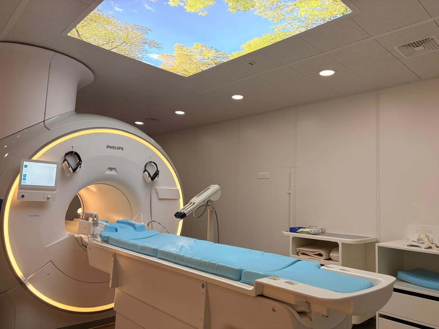 Salle d'IRM du centre Normedis de Carentan, plafond lumineux et appareil Philips