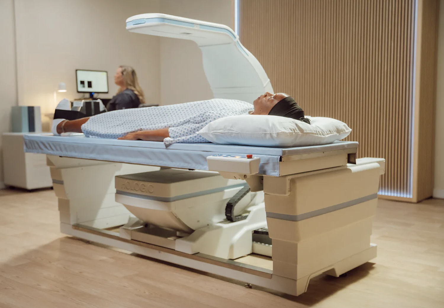 Ostéodensitomètre Hologic Horizon : patiente allongée pendant la mesure de densité osseuse
