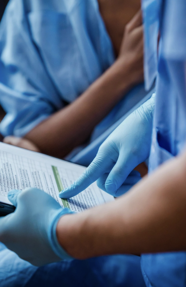 Remise des résultats d'examen à une patiente dans un centre Normedis