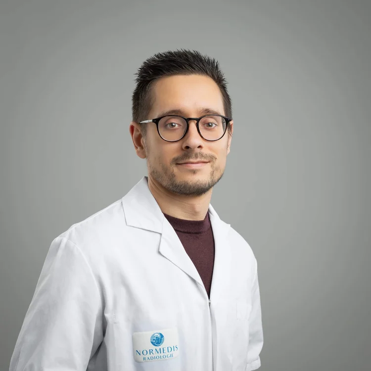Portrait du Dr Magno Oliveira, radiologue du groupe Normedis en Normandie
