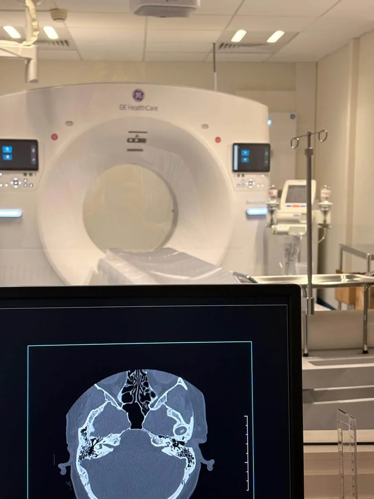 Console du scanner Normedis à l'hôpital de Bayeux, images en cours de lecture