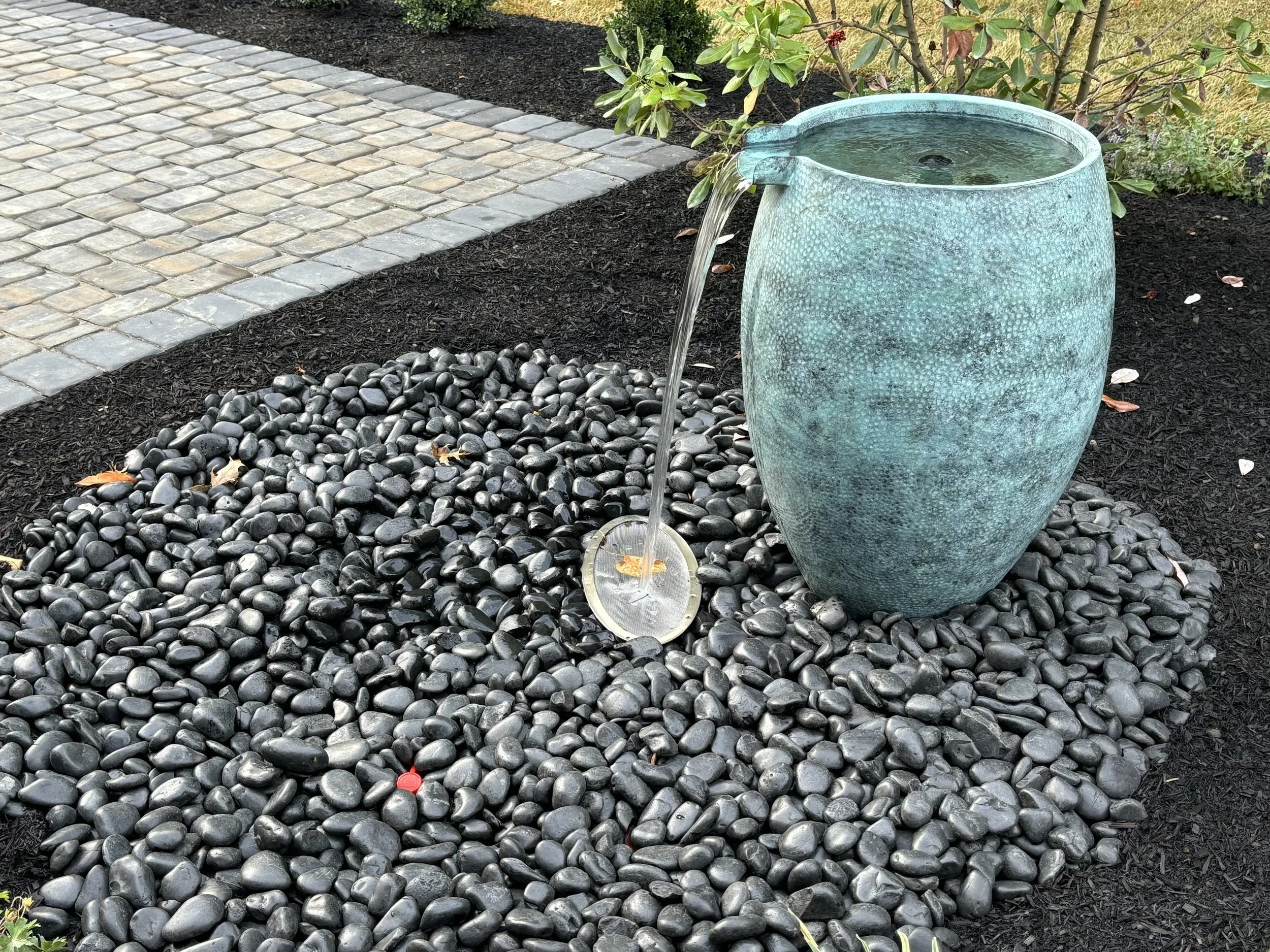 Union III Water Feature pot black river rocks.webp