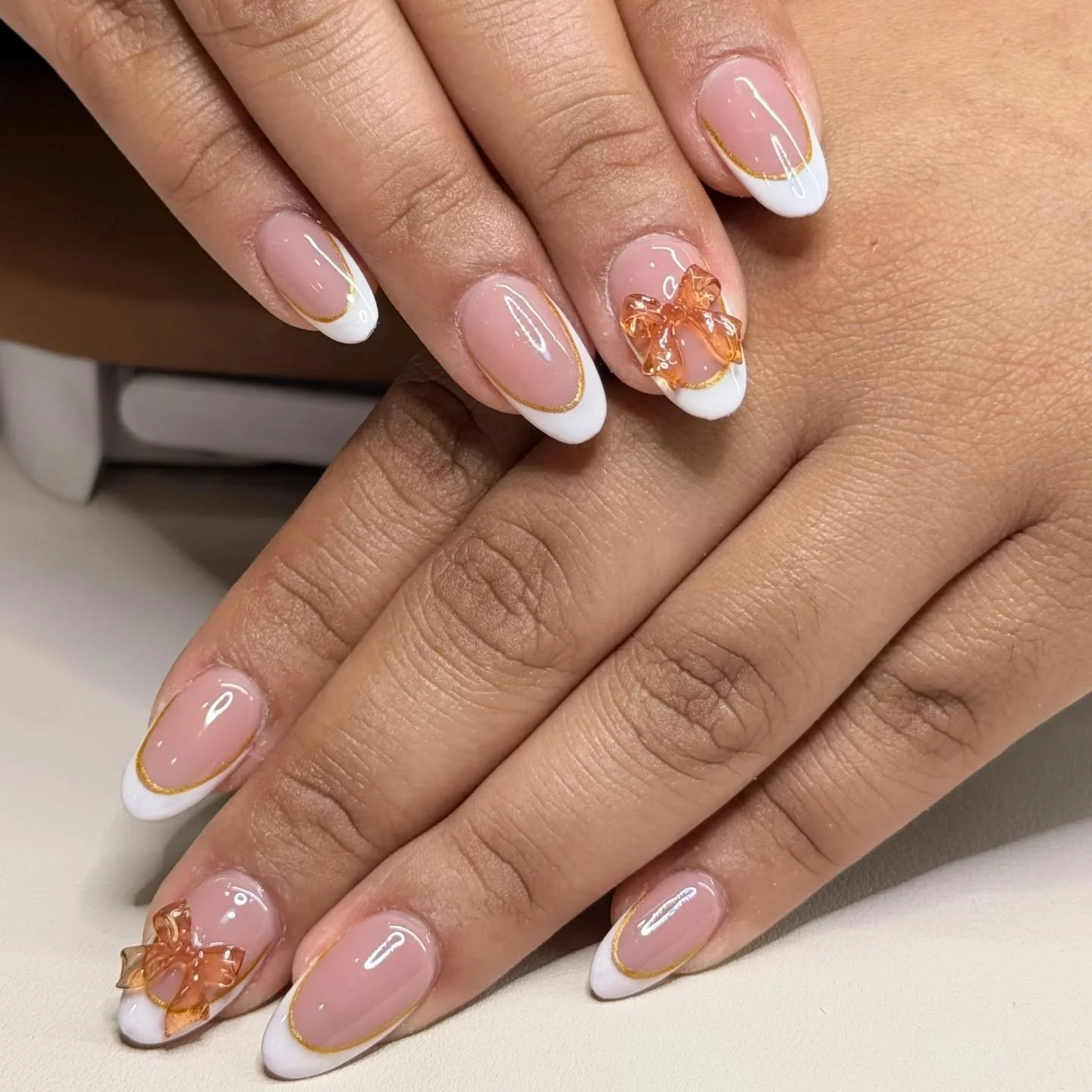 Close-Up Sunday 📸✨

​Nos encanta este d&iacute;a porque podemos apreciar cada detalle de nuestro trabajo. Esta semana, el protagonista es este dise&ntilde;o elegante y moderno: una manicura francesa reinventada con una fina l&iacute;nea dorada y un 