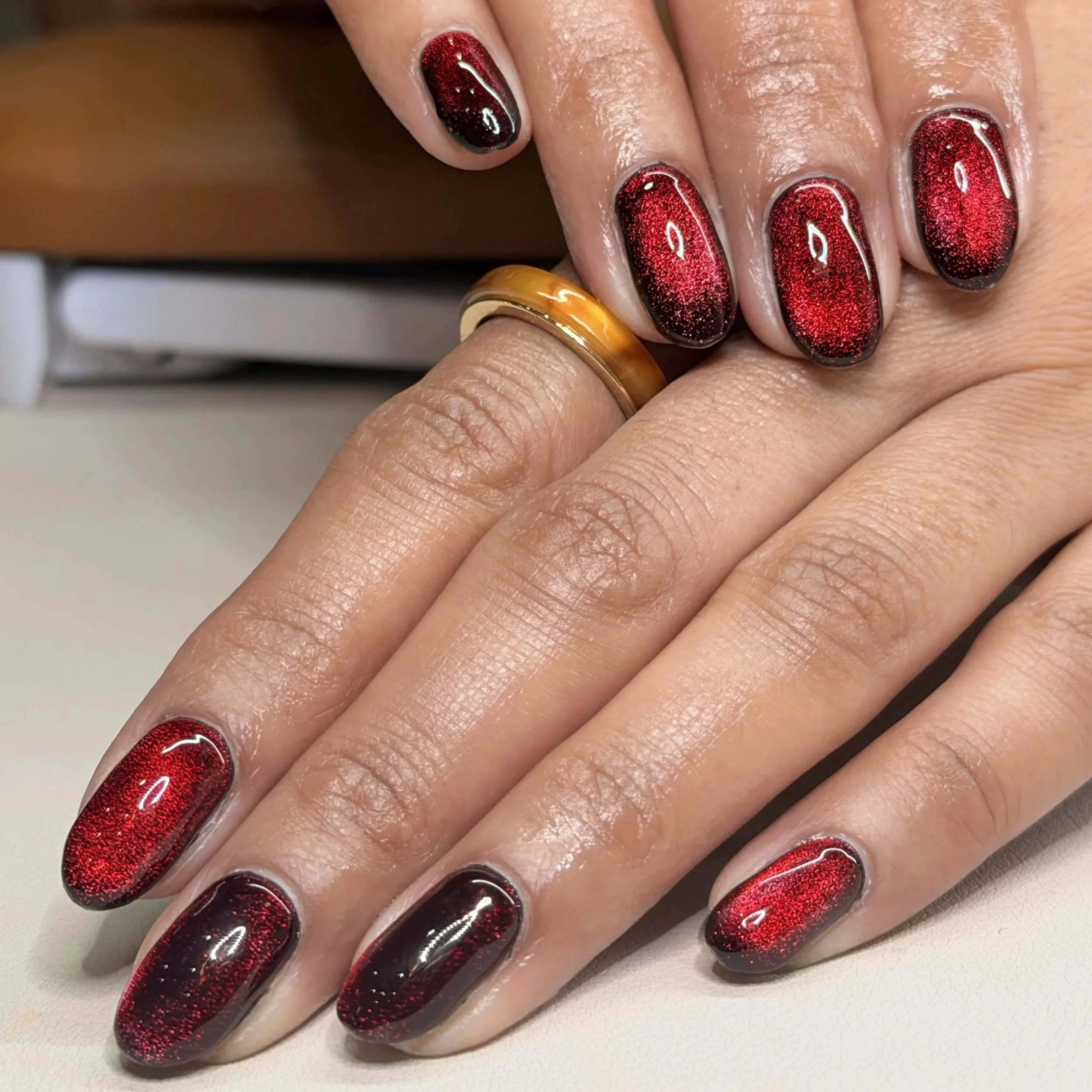 Los domingos se hicieron para apreciar los detalles que pasan desapercibidos el resto de la semana. ✨

​En cada set buscamos la perfecci&oacute;n: desde la limpieza de la cut&iacute;cula hasta el destello final de un efecto cat-eye o un dise&ntilde;o