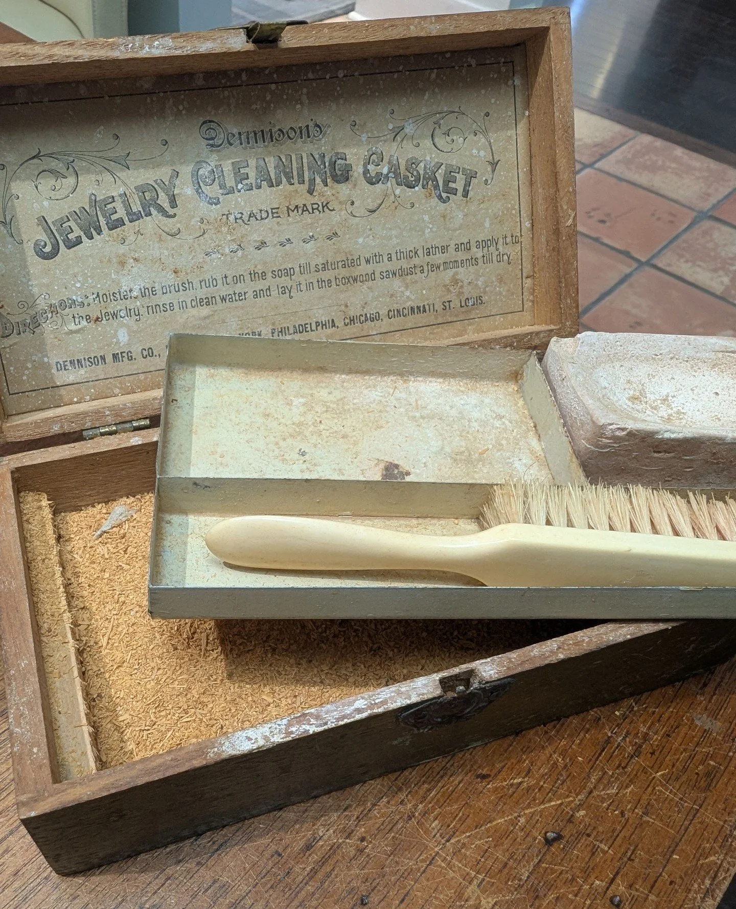 An antique jewelry cleaning set to remind you... how long has it been since your jewelry has been cleaned? 😉⁠
We're proud to be one of the only jewelry stores in the area that does all of our repair and cleaning in-house, giving you piece of mind wh