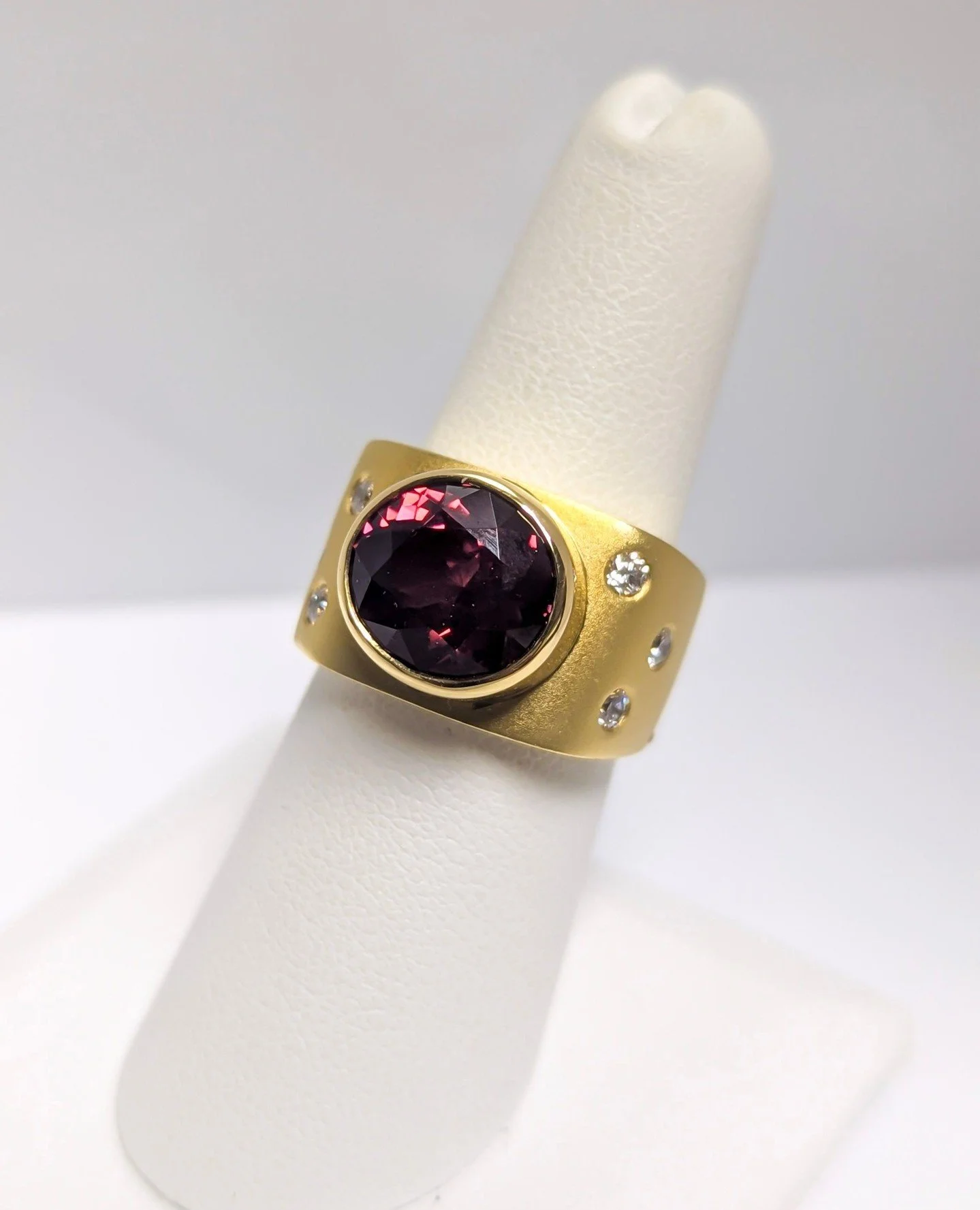 Stunning garnet ring by Bill Wismar ⁠Designs⁠
18k yellow gold, 6.05ct Rhodiolite garnet, 0.3cttw diamonds
