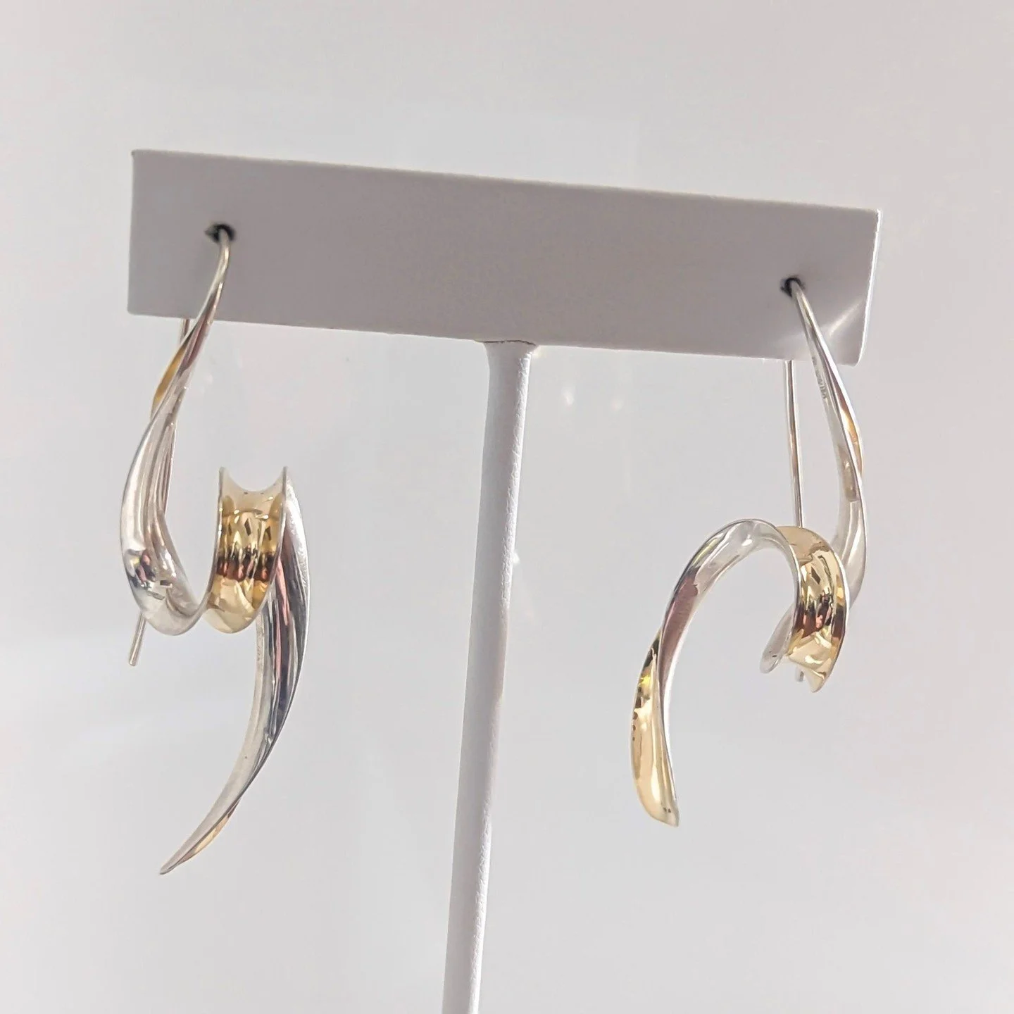 So much delicate finesse in these original Nancy Linkin earrings⁠ made with sterling silver and 18k yellow gold. Something mom would surely love this coming Mother's Day 💐💖