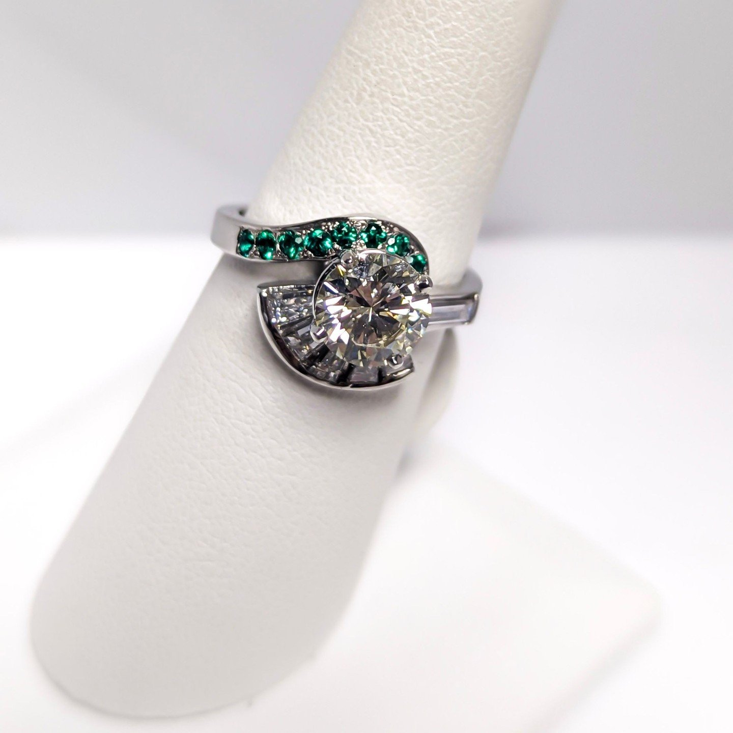 May babies, this one&rsquo;s for you 💚 The emerald&mdash;your birthstone&mdash;is all about renewal, rejuvenation, and fresh spring energy. Loved for centuries (even before Cleopatra and Aristotle were wearing them!), it&rsquo;s a timeless gem that 