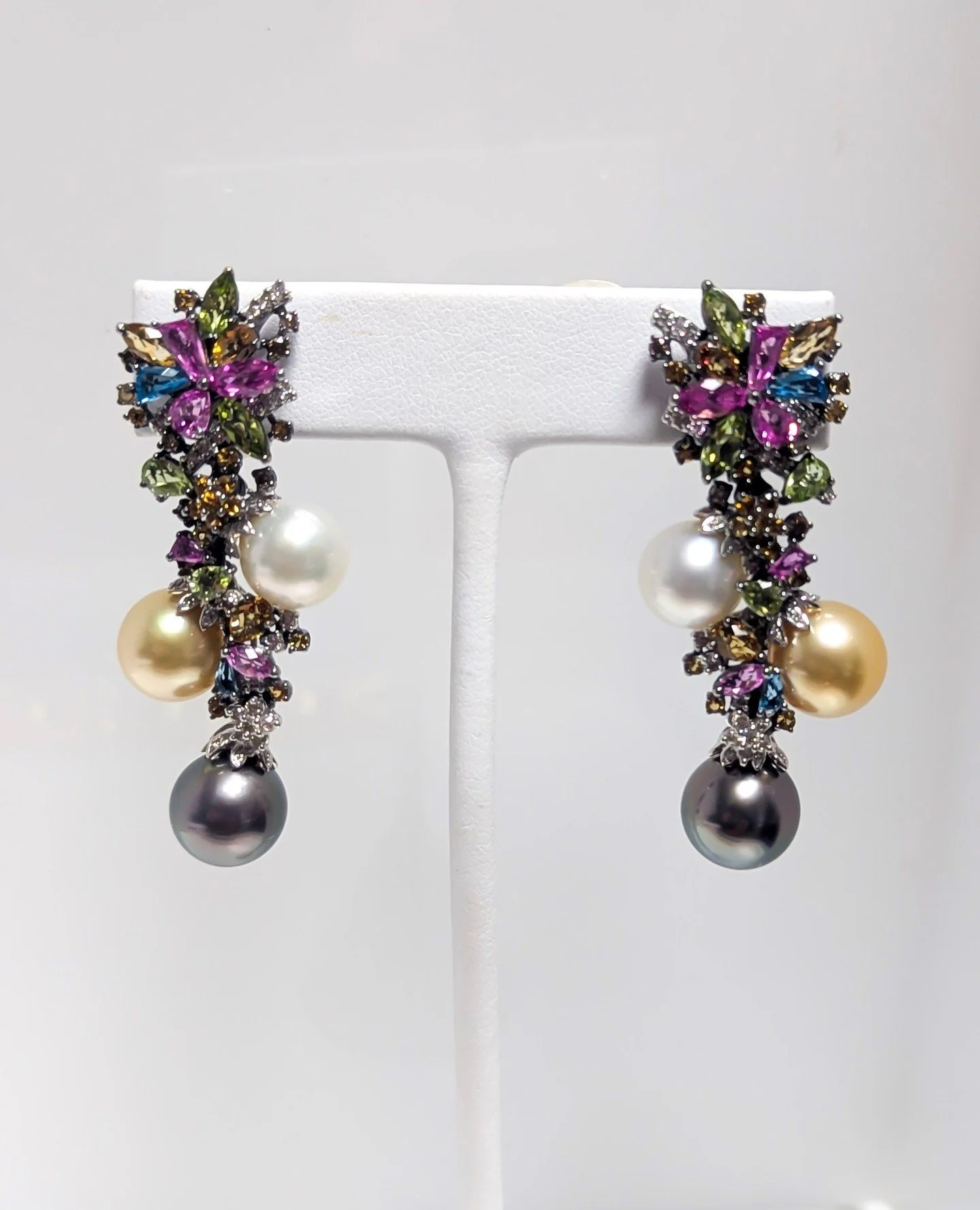 Pearls are one of June's birthstones. They are especially unique compared to other gemstones because they don't require cutting or polishing. They have their own natural luster 🦪✨️ Wouldn't this pair of estate earrings look fantastic for next Mardi 