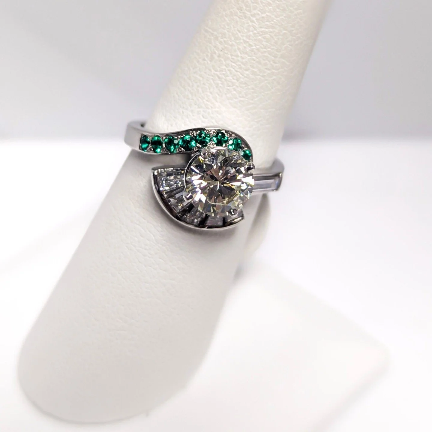 May babies, this one&rsquo;s for you 💚 The emerald&mdash;your birthstone&mdash;is all about renewal, rejuvenation, and fresh spring energy. Loved for centuries (even before Cleopatra and Aristotle were wearing them!), it&rsquo;s a timeless gem that 
