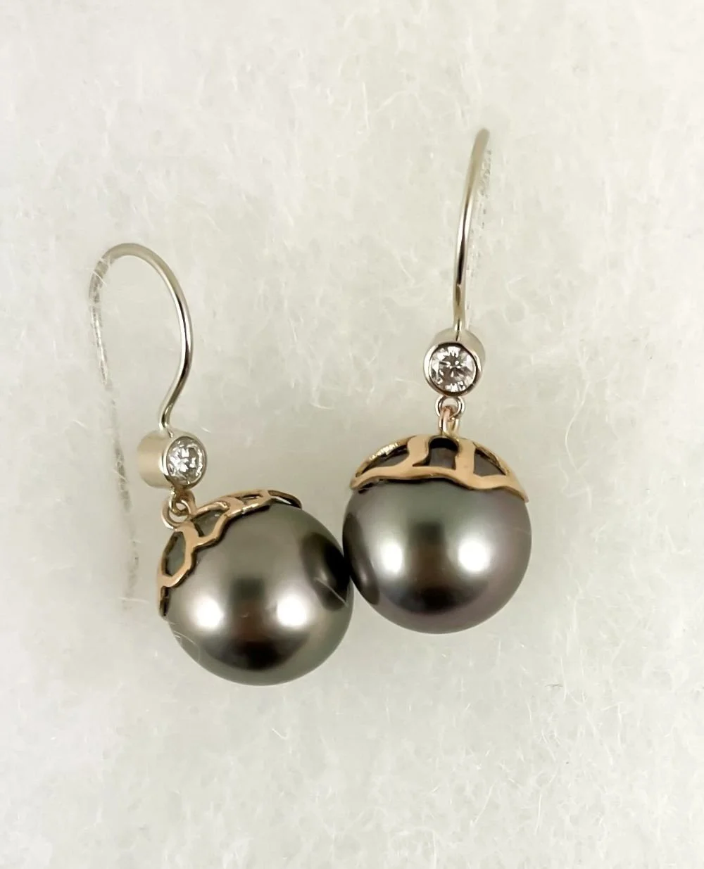 Showing off one of June's birthstones with these Tahitian pearl earrings and freshwater pearl necklace 🦪✨️ A timeless gemstone that has represented wisdom, luxury and humility for centuries.⁠
⁠
Earrings by Bill Wismar Designs - Tahitian pearl, 0.2ct