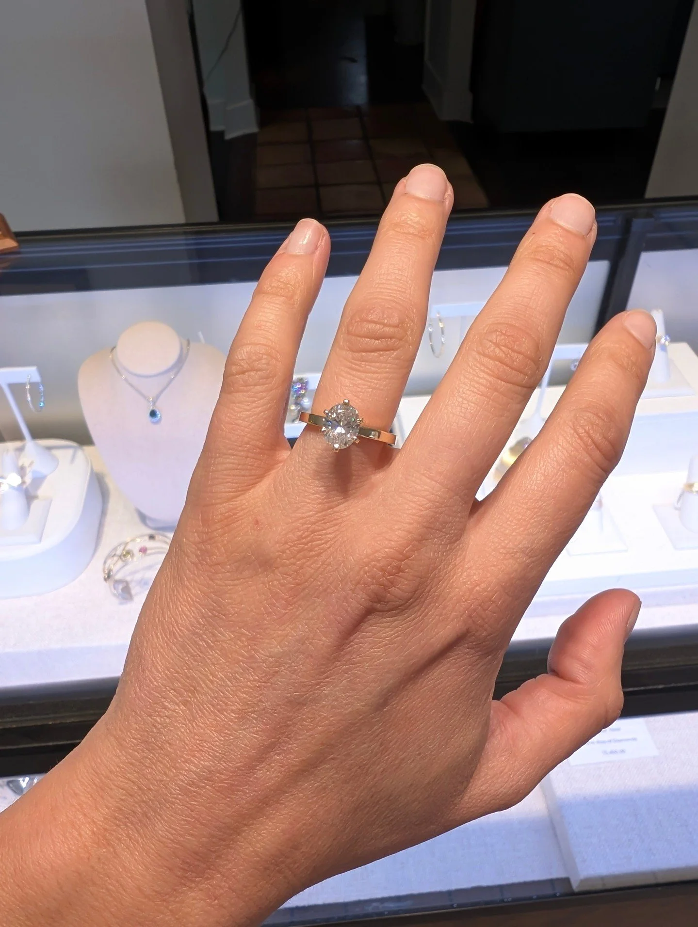 Dreaming of the perfect proposal? Our customers have been absolutely in love with solitaire engagement rings lately! A statement diamond and gold to last a lifetime together. Swipe for some beautiful brainstorming! ➡️💍