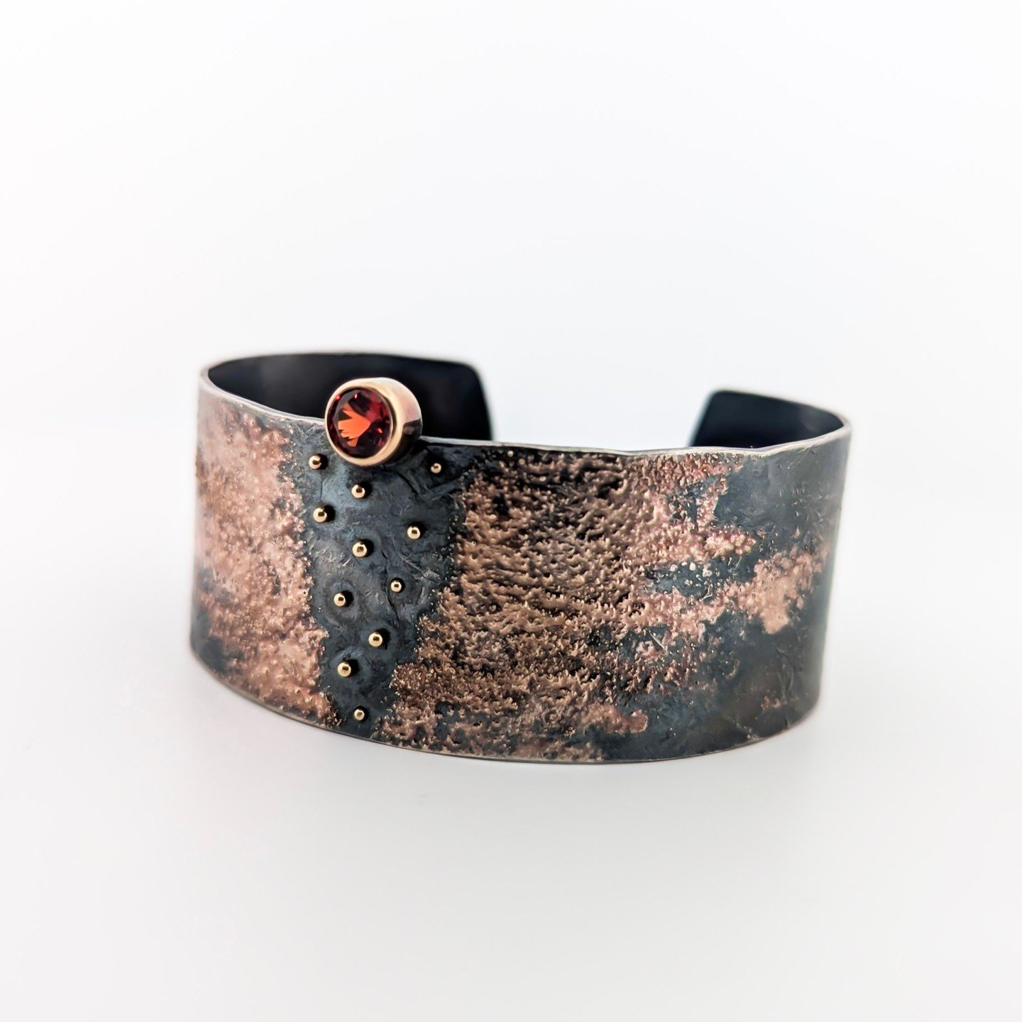 This Blood Orange Gold Dust Kinetic Cuff by Rocky Pardo ⁠has secrets for the wearer. Each of these 18k gold beads moves in case you like to fiddle with your jewelry, too. ✨️⁠
⁠
Oxidized sterling silver, 18k yellow gold dust, 18k yellow gold bezels, 6