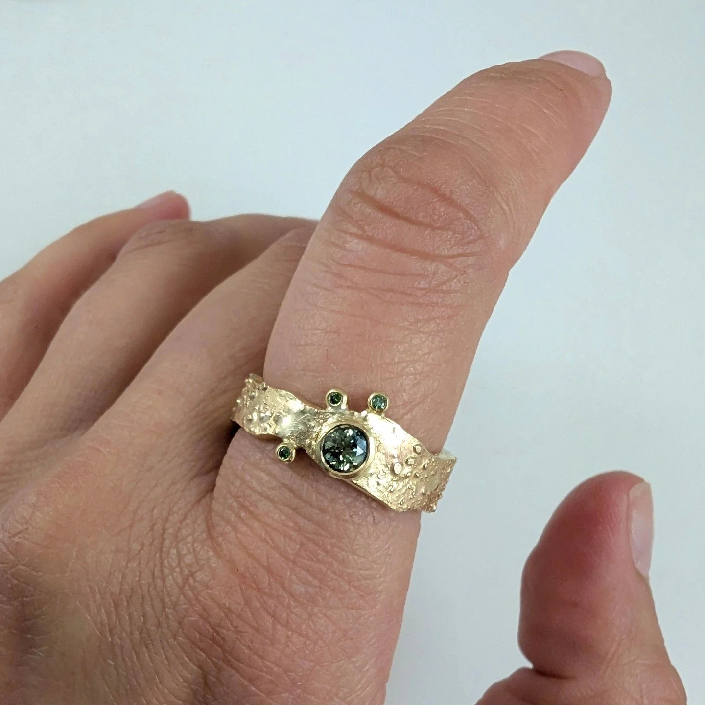A little 18k gold "sun dust" and an organic edge makes the bicolor sapphire and green diamonds on this ring look celestial and timeless. Ring by @rockypardo ✨️
