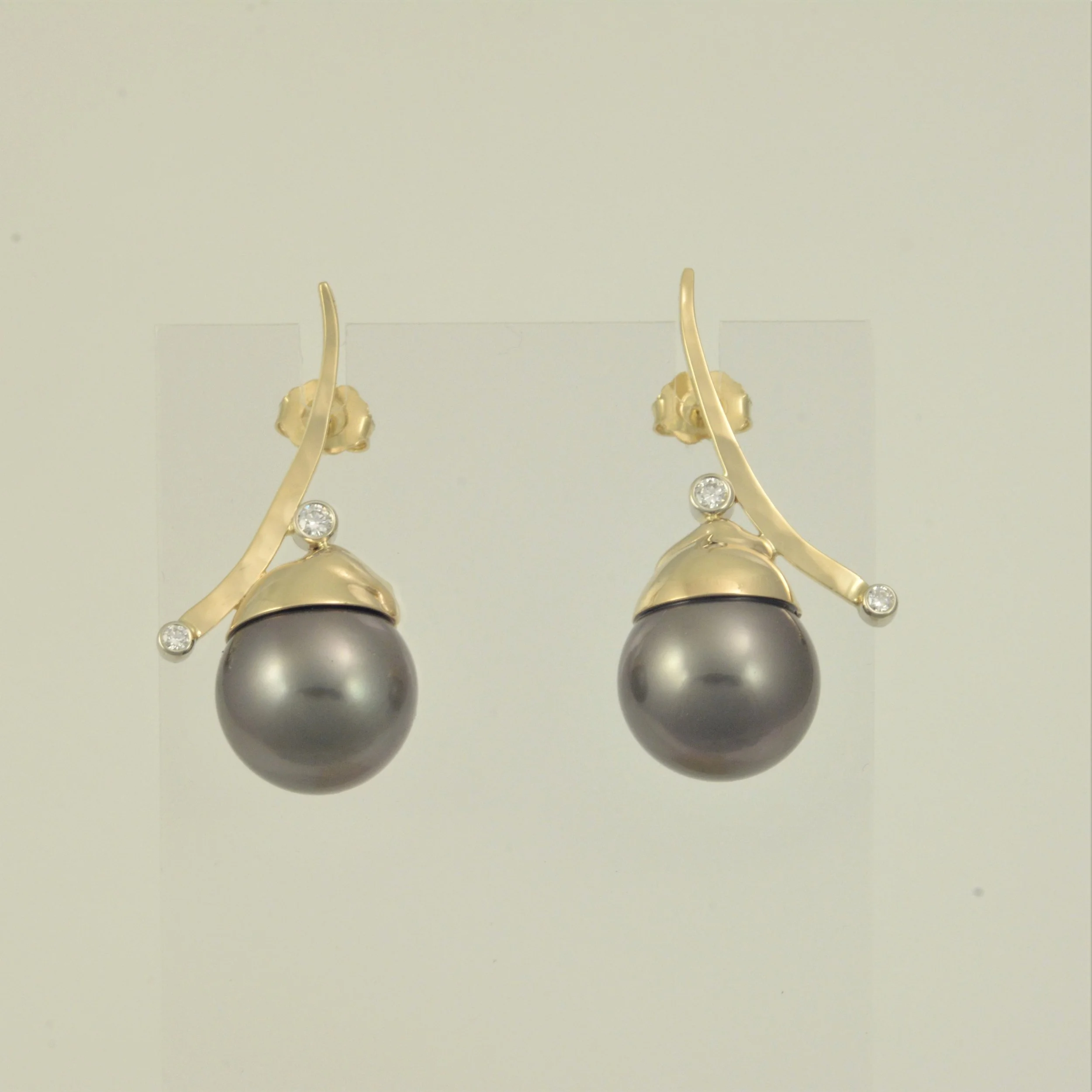 tahitian pearl earrings_edited.jpg
