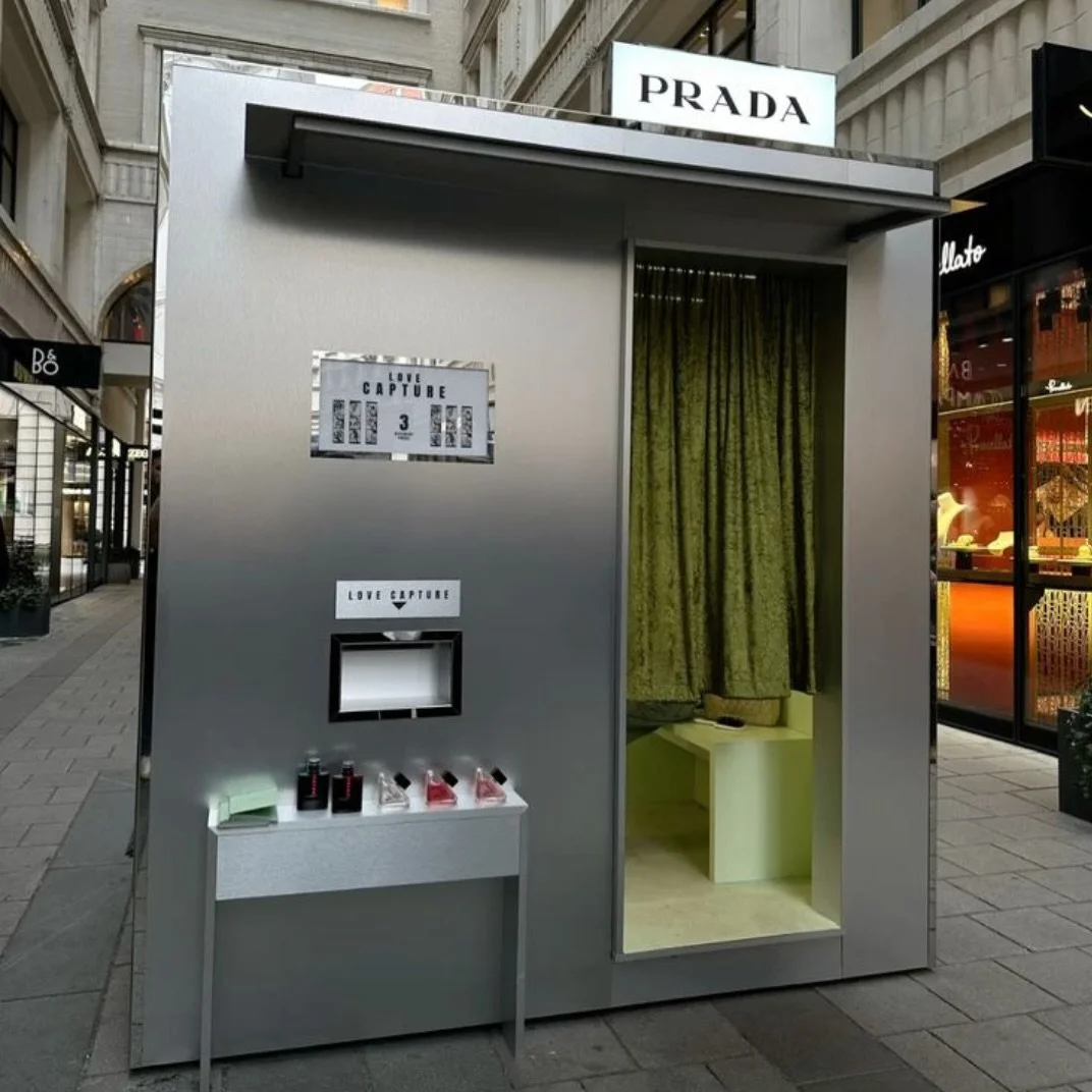 Luxury brands don&rsquo;t create campaigns.

They create moments people can&rsquo;t wait to share.

@prada understood this perfectly.

For its LOVE CAPTURE campaign, Prada installed beautifully branded photo booths where visitors could capture moment
