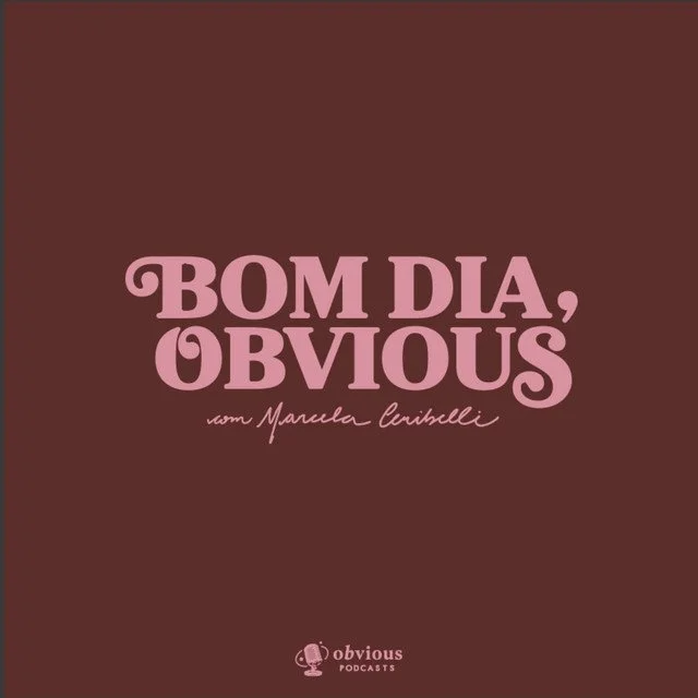 Texto em fundo marrom rosa, dizendo "Bom dia, obvious" e "com Marcela Ceribelli", com logotipo de podcast no canto inferior.