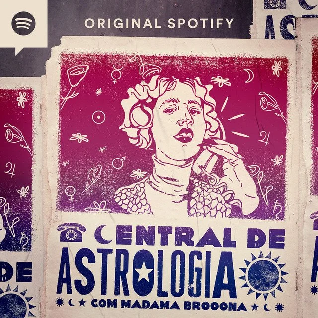 Cartaz com ilustração de uma mulher com cabelo ondulado, segurando um telefone antigo, rodeada de símbolos de estrelas, luas, e elementos relacionados à astrologia. Texto em português: "Central de Astrologia com Madame Broona" e logo do Spotify na parte superior.