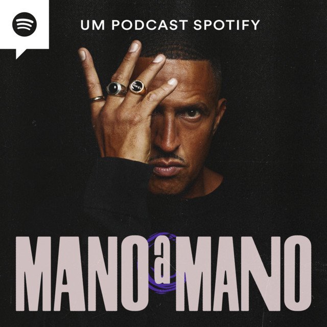 Capa de podcast Spotify com uma pessoa de pele escura, Mano Brown, cabelo curto e expressão séria, segurando a mão perto do rosto com anéis. Texto no fundo: Podcast Spotify e Mano a Mano.