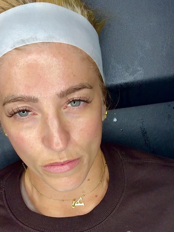 Glass Skin Facial 💧

✔️ Deep clean
✔️ Less pores
✔️ Smooth surface 
#GlowBabyGlow

🤍 Book yours with link in bio