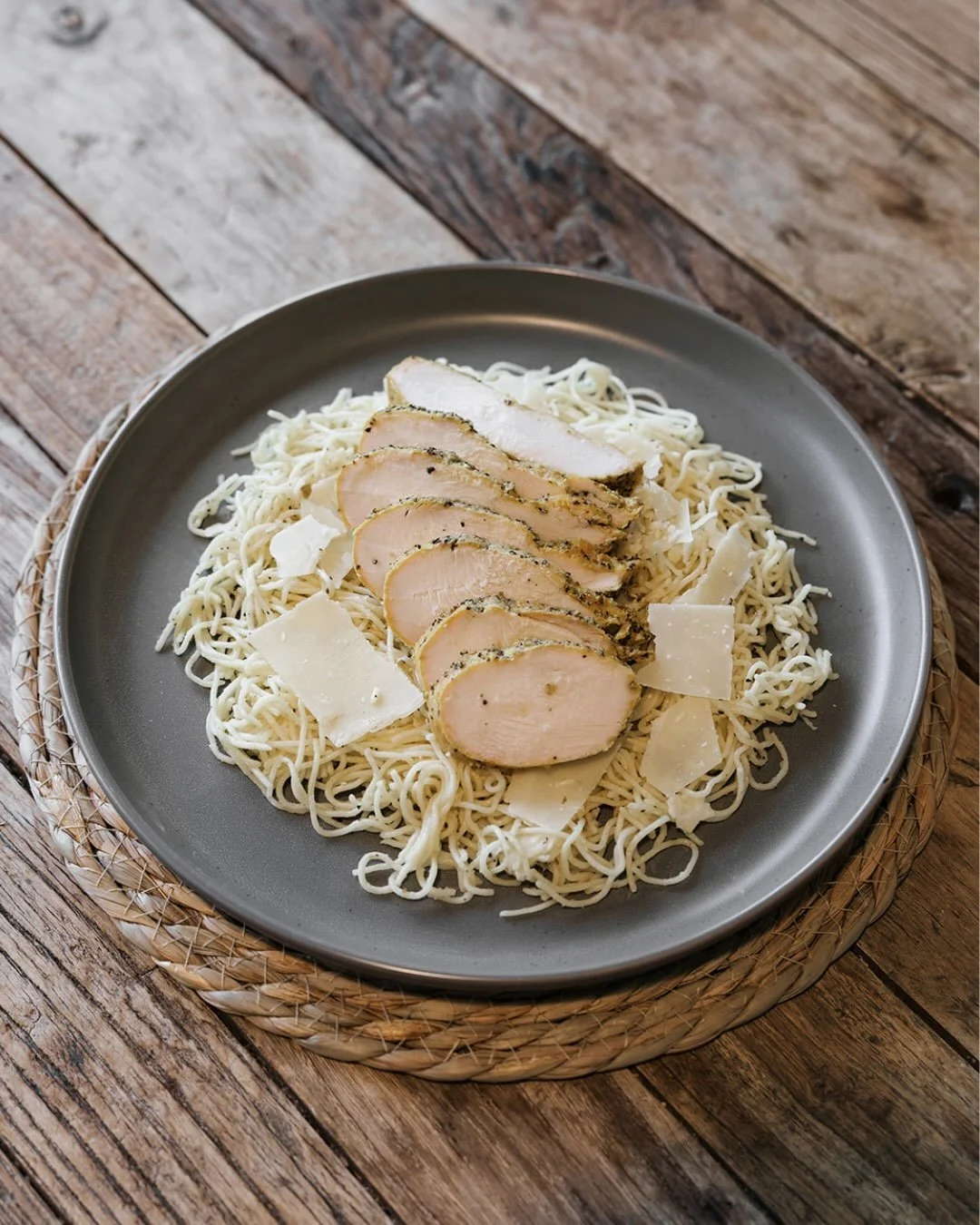Simple ingredients. Big flavor. 💪🍋
Our Lemon Chicken Pasta packs 52g of protein without sacrificing taste.

Order your meals before the weekly cutoff. Link in bio.

#RealFoodz #MealPrep #HealthyMeals #HighProteinMeals #MealPrepMadeEasy