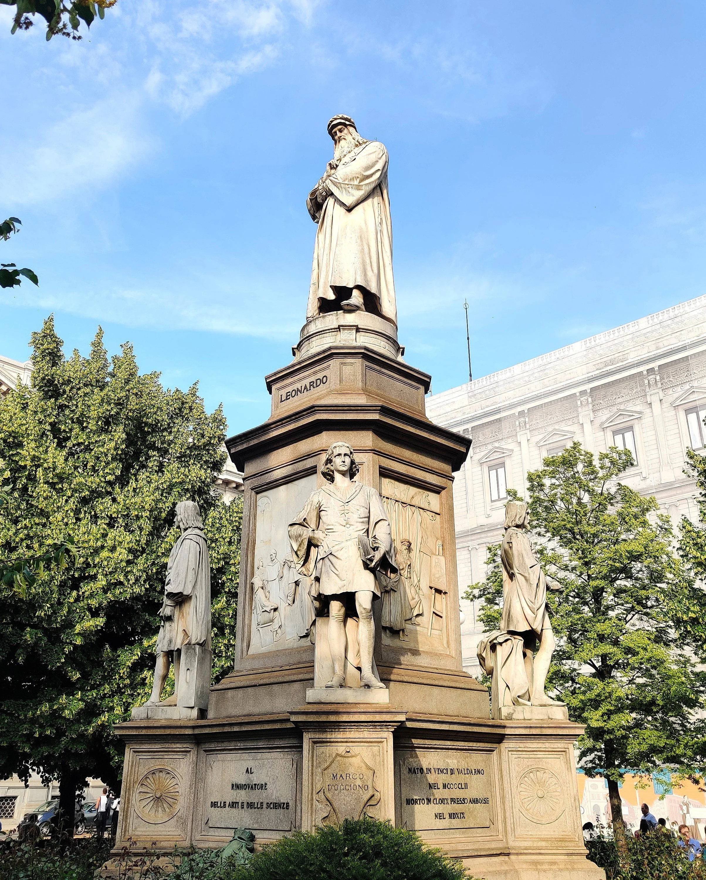 Da Vinci statue in Milan