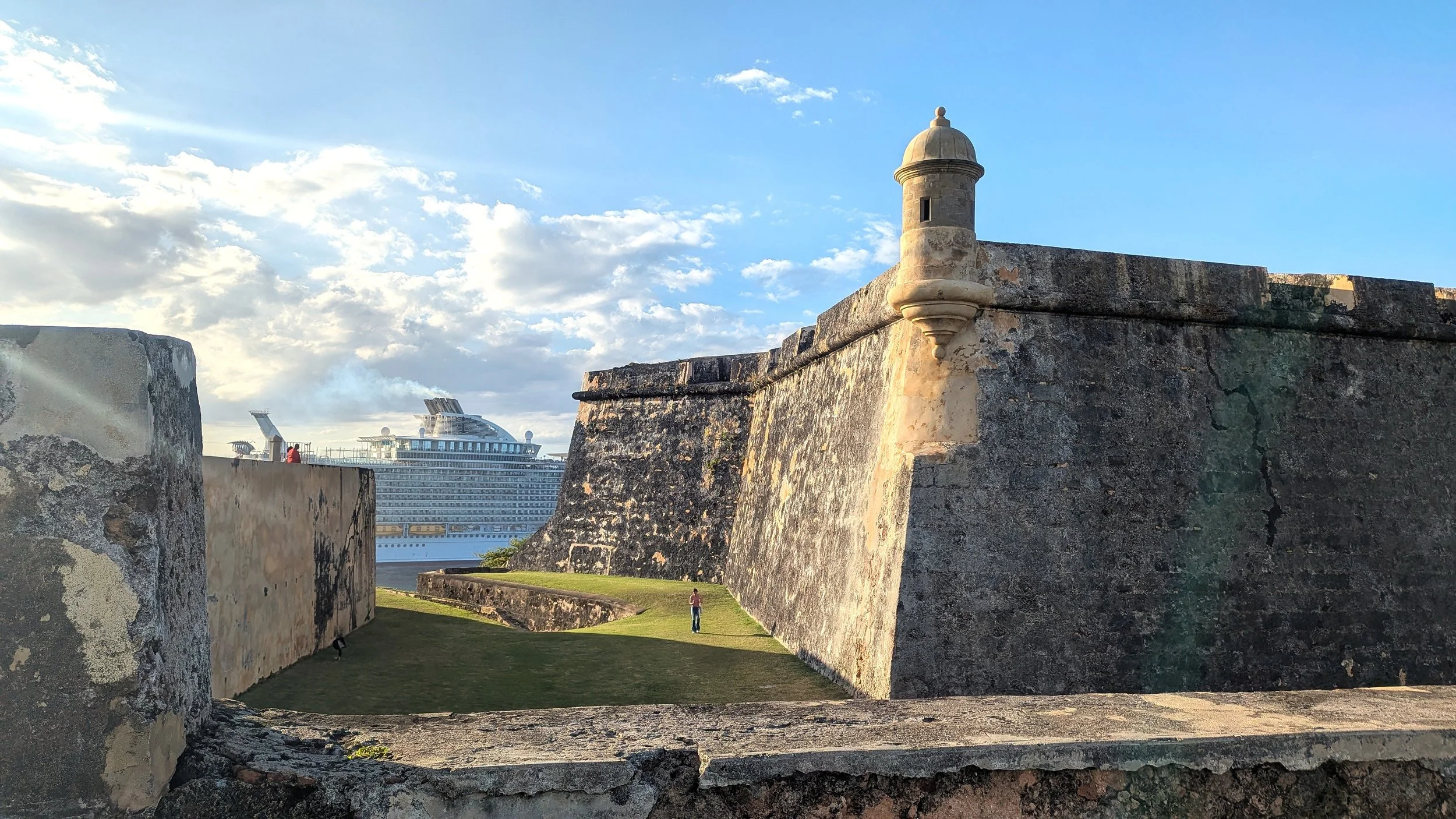 Cruise ship passing the Moro Citadel